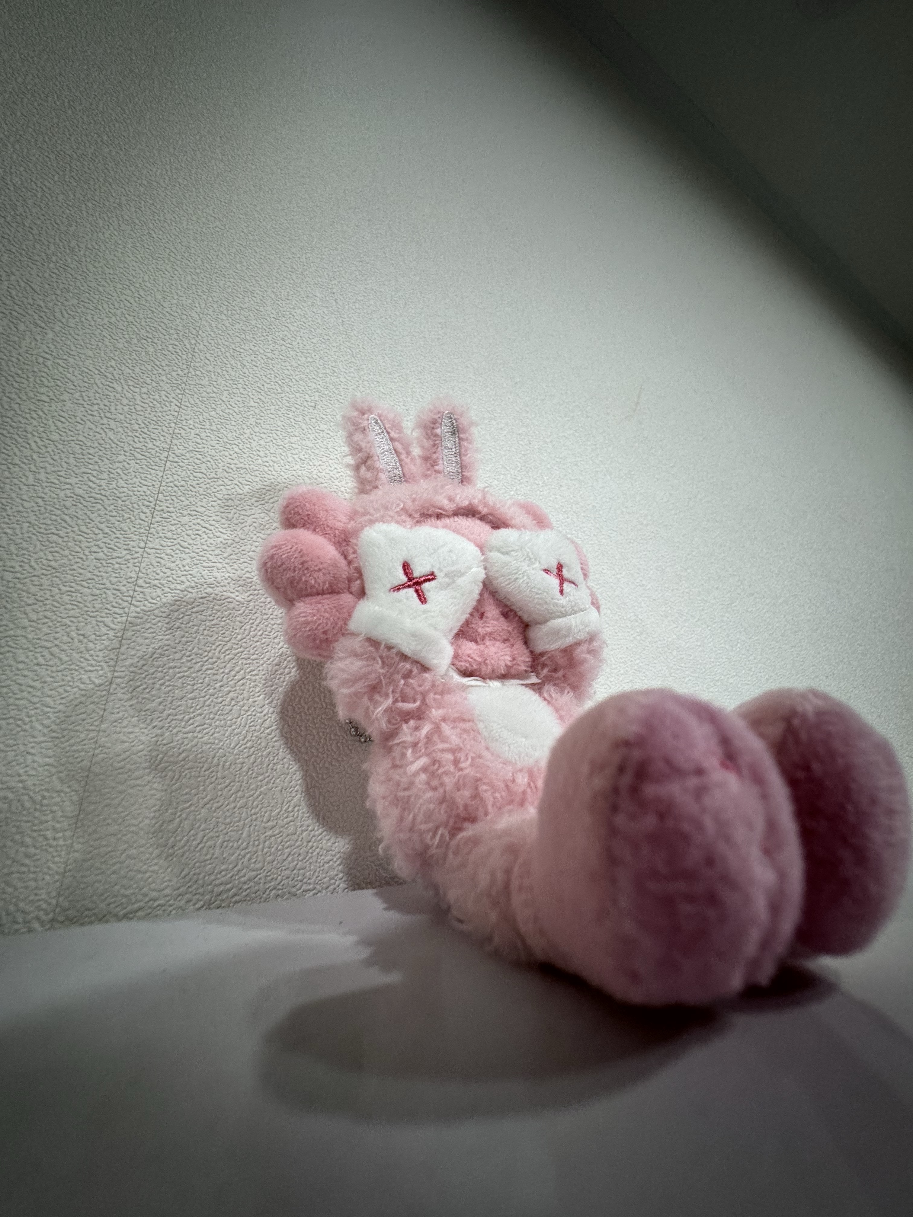 Kaws Holiday Indonesia Plush Charm 착용 스타일 - 4