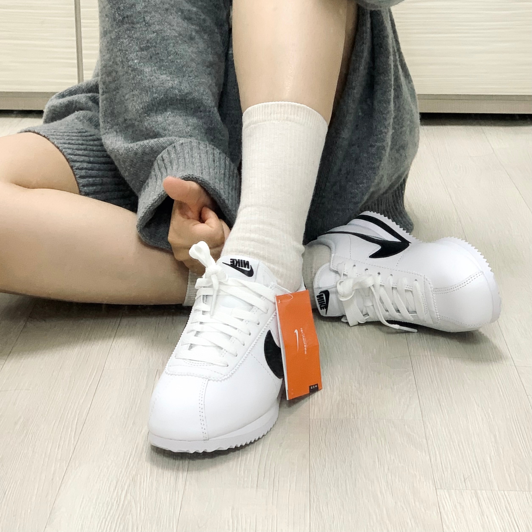 (W) Nike Cortez Leather White Black 착용 스타일