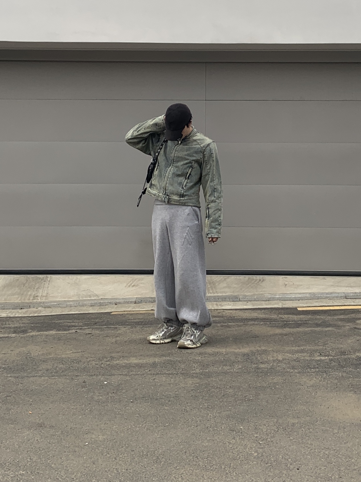 Entire Studios Moto Denim Jacket Surface Wave, Balenciaga 3XL Sneakers Light Beige 착용 스타일 - 7