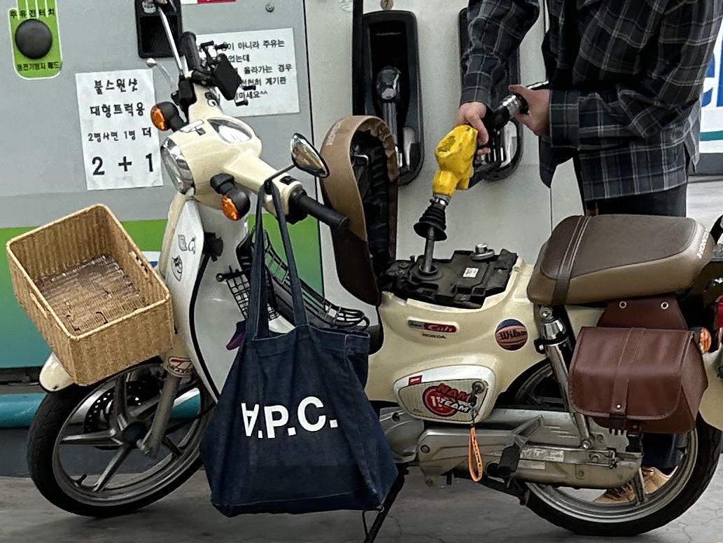Nike Air Force 1 '07 WB Flax, A.P.C. Daniela Shopping Bag Indigo 착용 스타일
