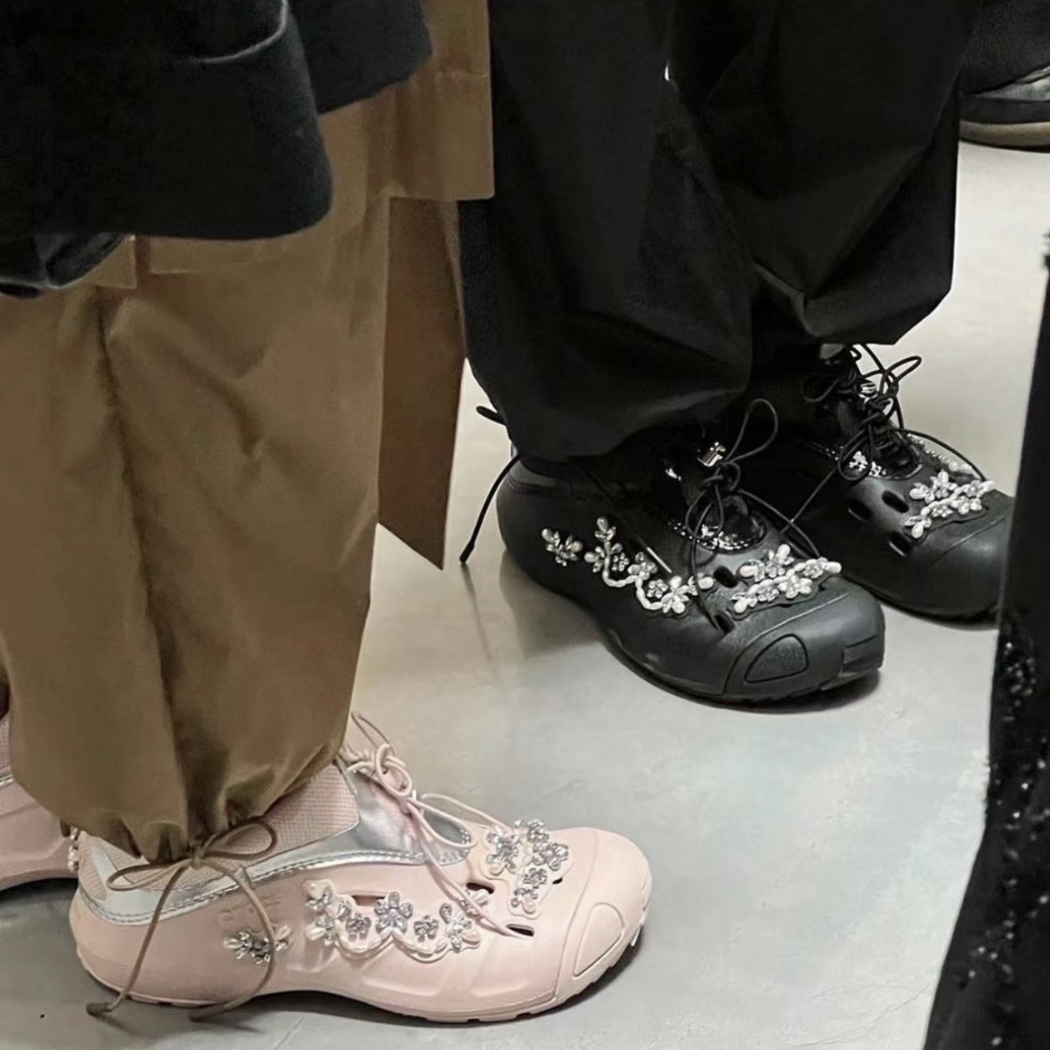 (W) Crocs x Simone Rocha Quick Trail Low Black 착용 스타일