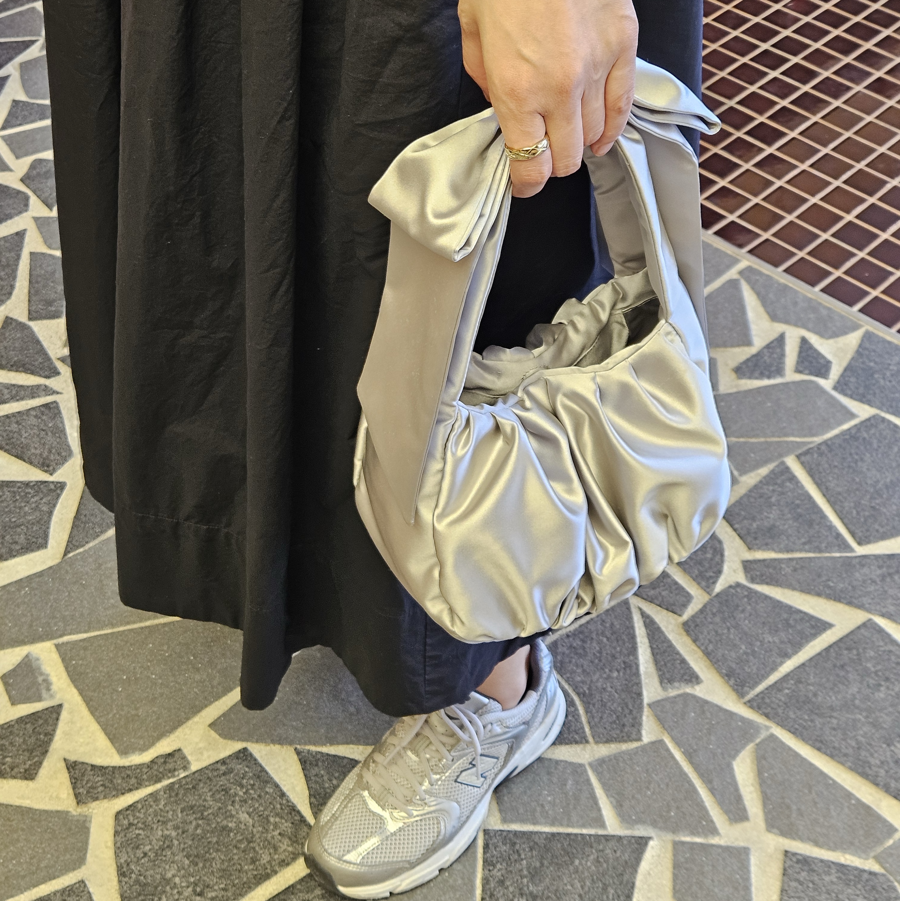 & Other Stories Satin Bow Bag Silver, New Balance 530 Grey Matter Silver Metallic 착용 스타일 - 4