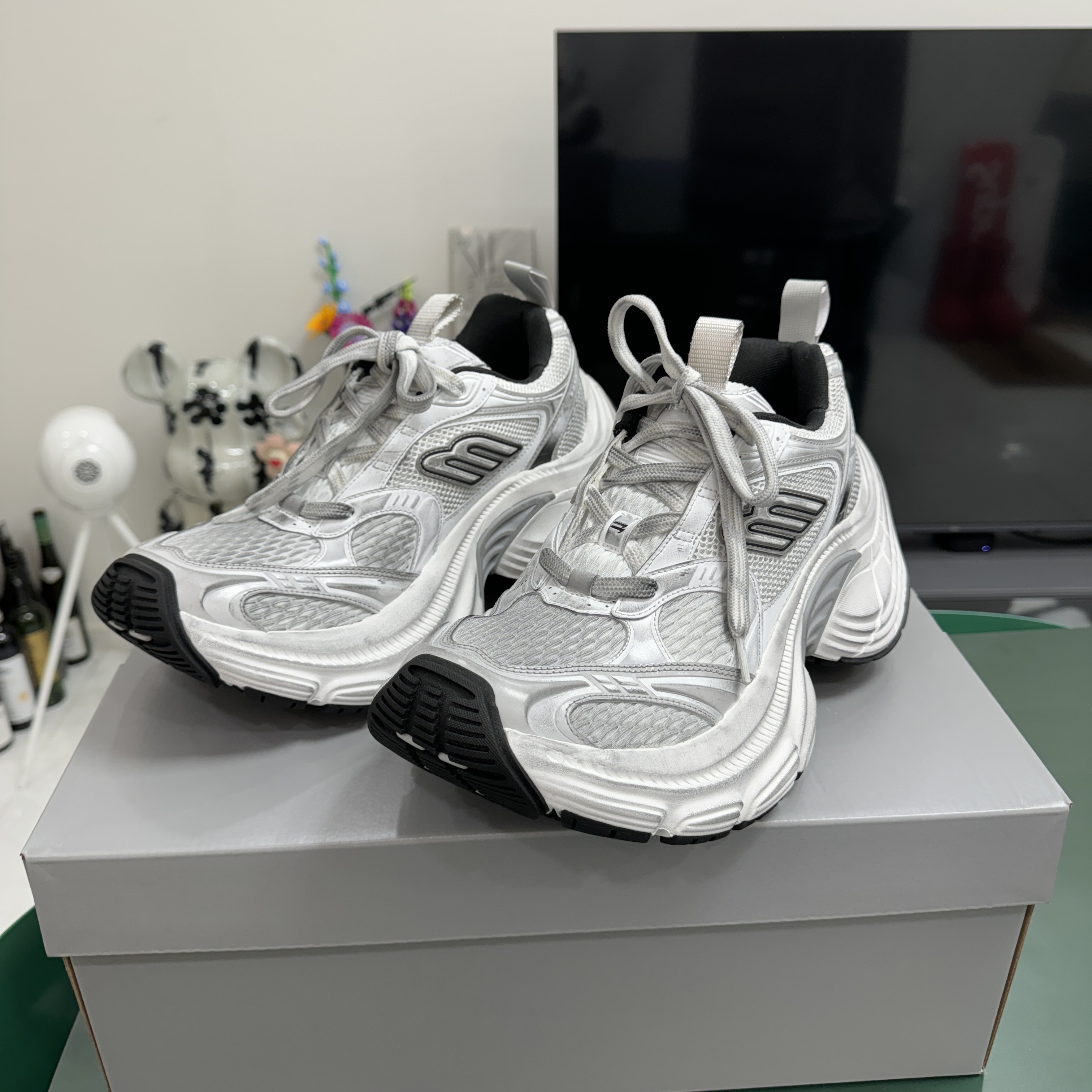 Balenciaga 10XL Sneakers White Grey Silver Black 착용 스타일 - 4