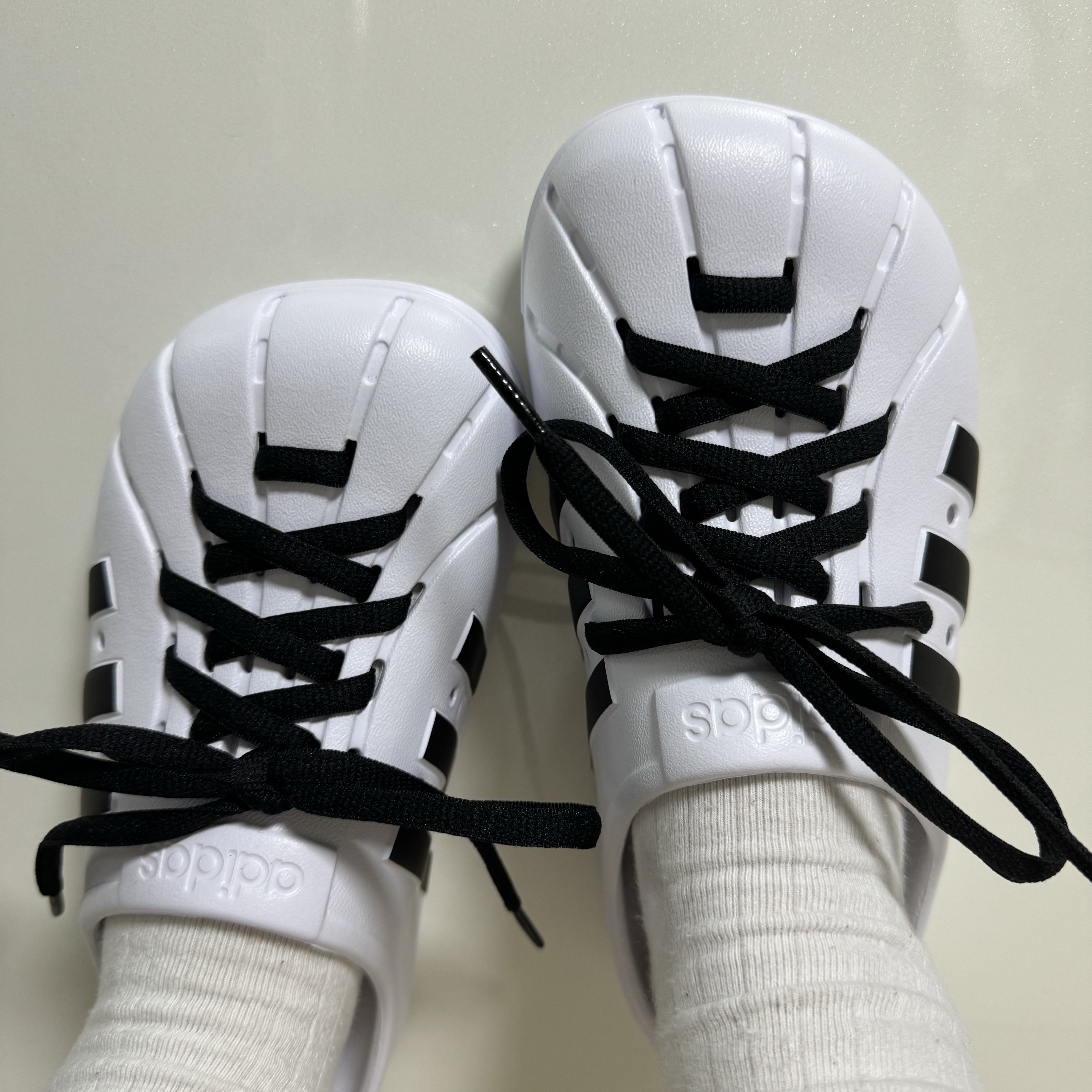 Adidas Adilette Clog White Black 착용 스타일 - 2