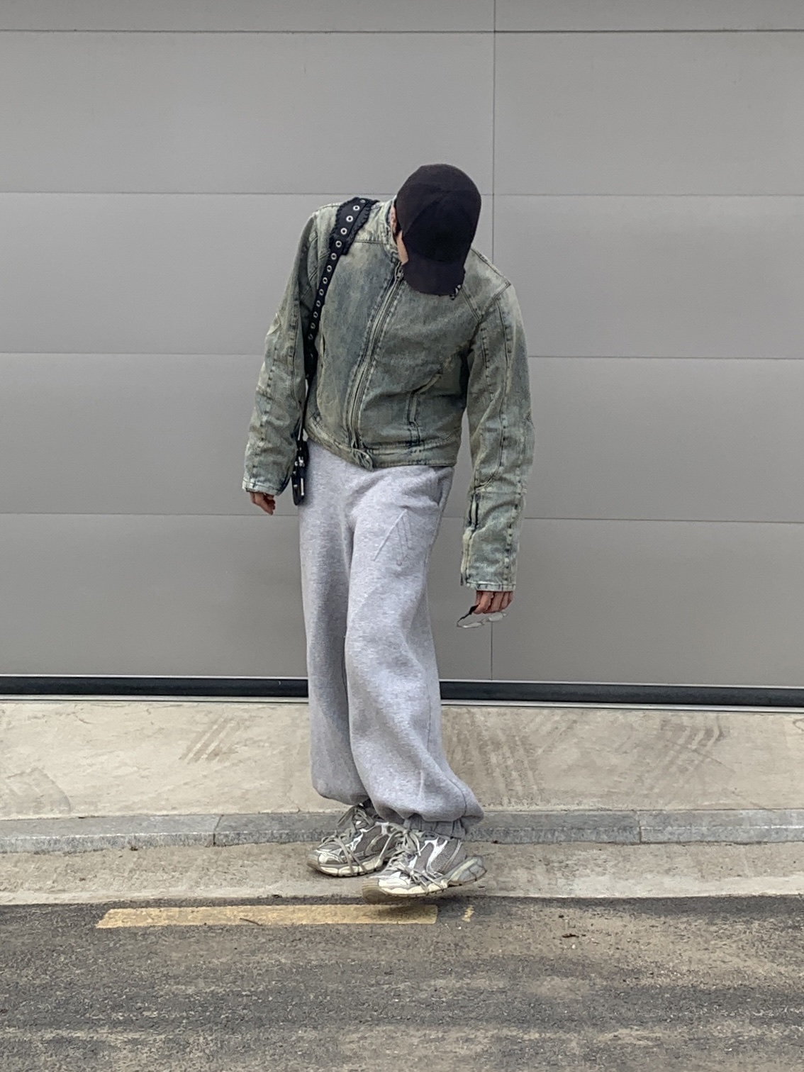 Entire Studios Moto Denim Jacket Surface Wave, Balenciaga 3XL Sneakers Light Beige 착용 스타일 - 4