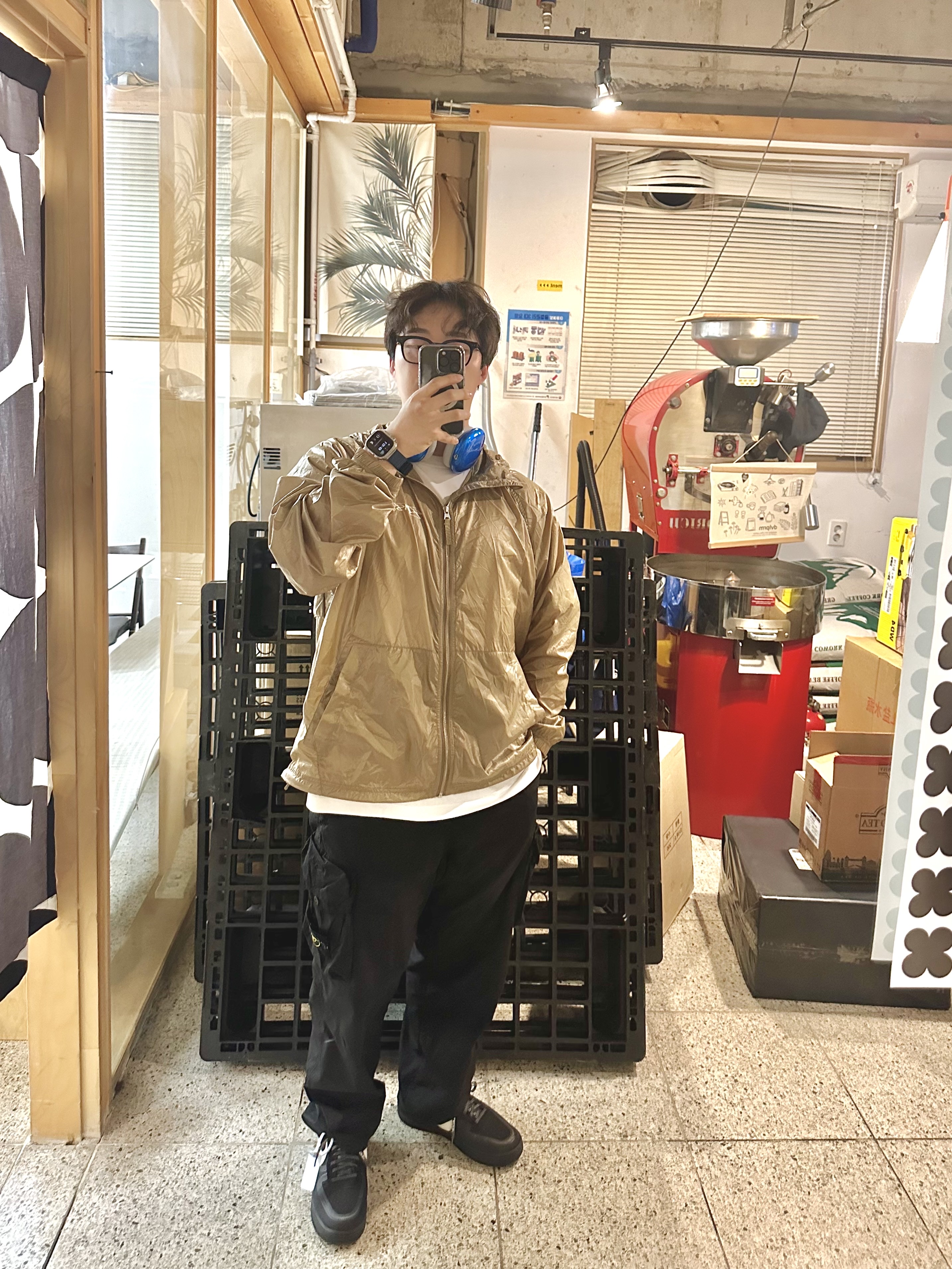 Nike x Off-White Air Force 1 Low Black White, Stussy Beach Shell Wrinkled Nylon Jacket Brown 착용 스타일