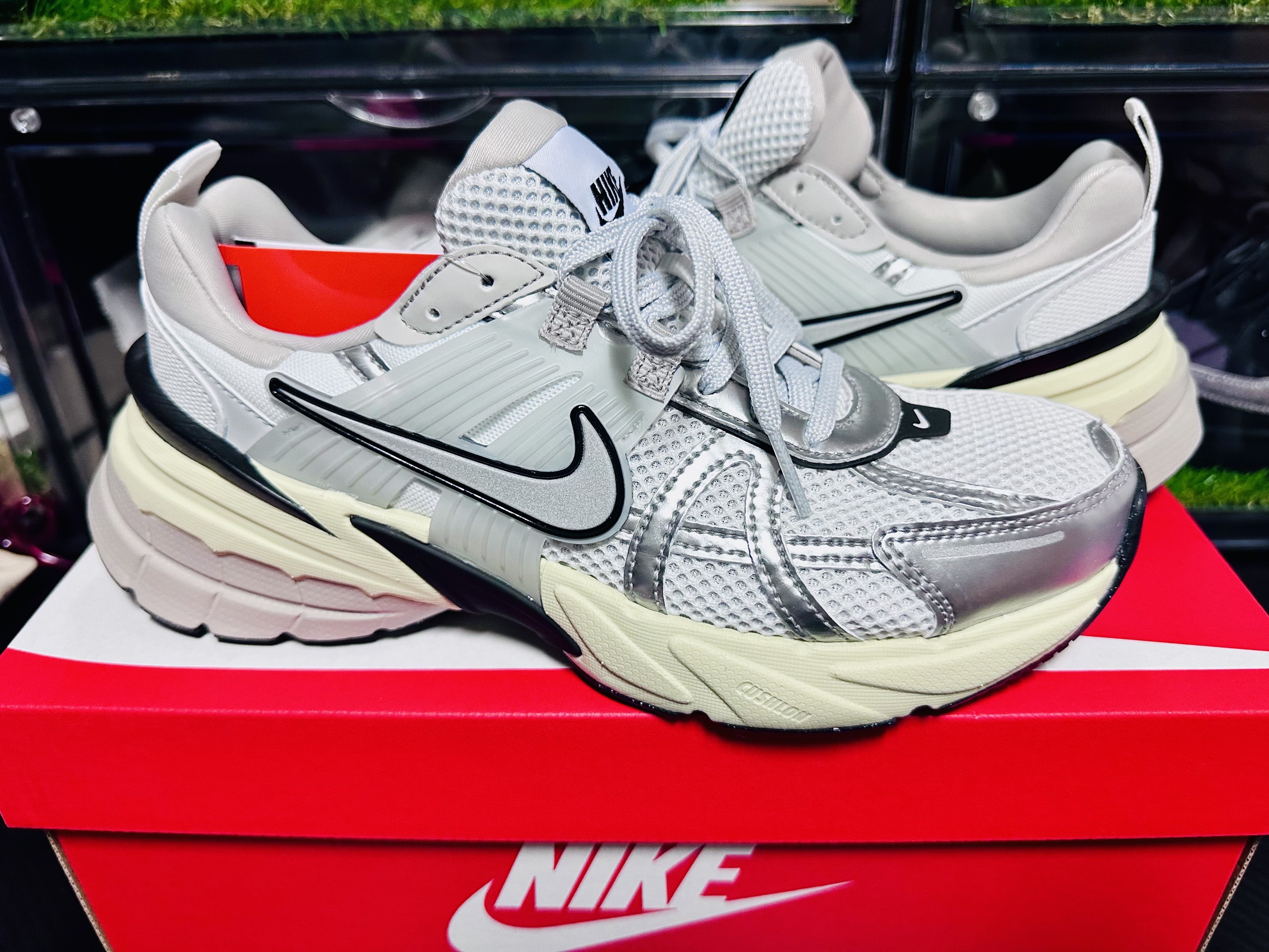 Nike V2K Run Summit White Metallic Silver 착용 스타일 - 1