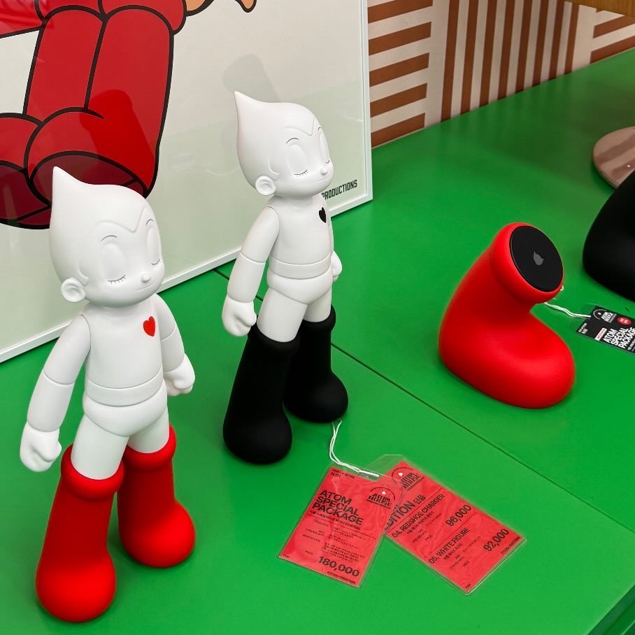 Astroboy Edition Astroboy Redshoe Magsafe Charger, Astroboy Edition Astroboy White Figure 착용 스타일