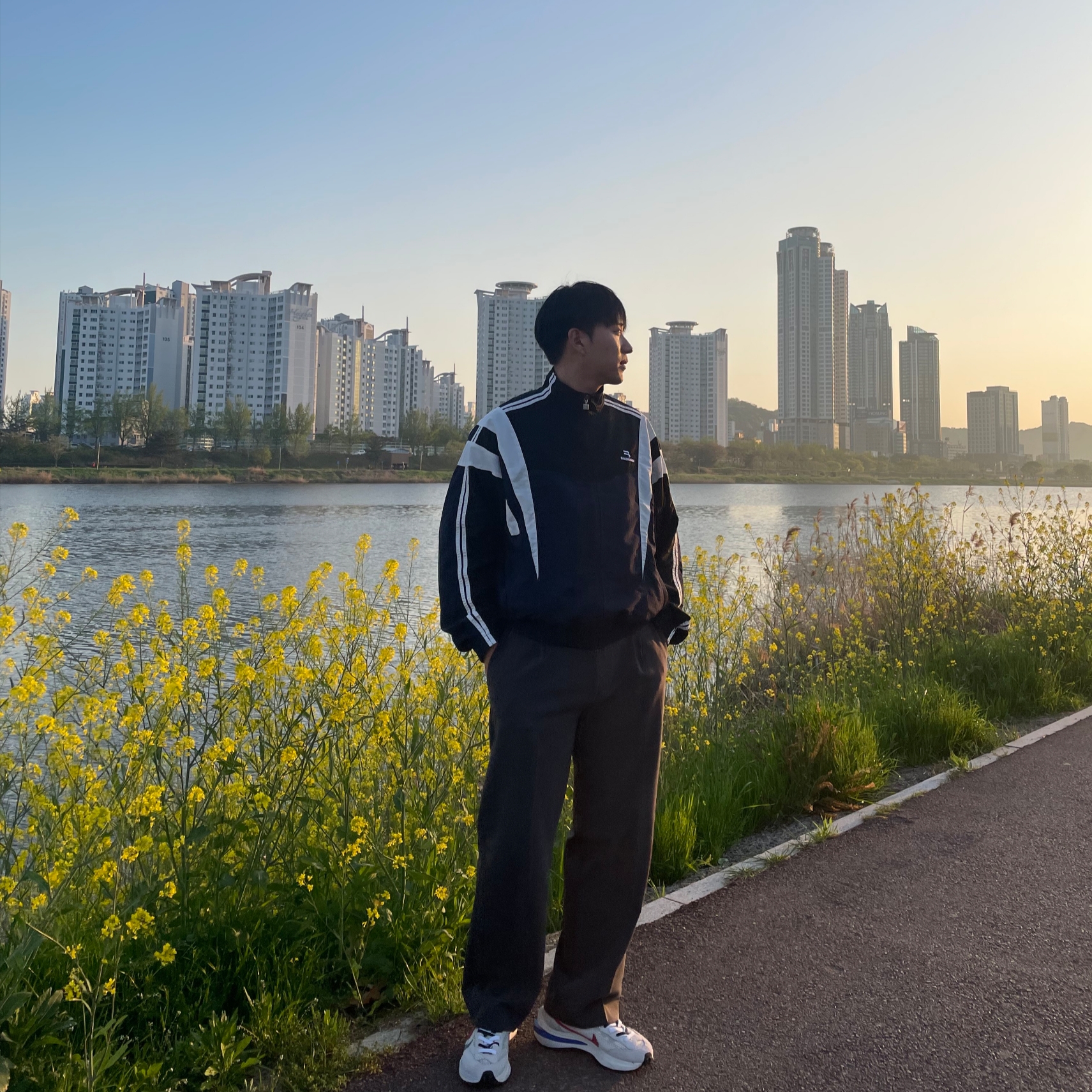 Nike x Sacai VaporWaffle Royal Fuchsia, Balenciaga Sporty B Track Jacket Blue 착용 스타일 - 2