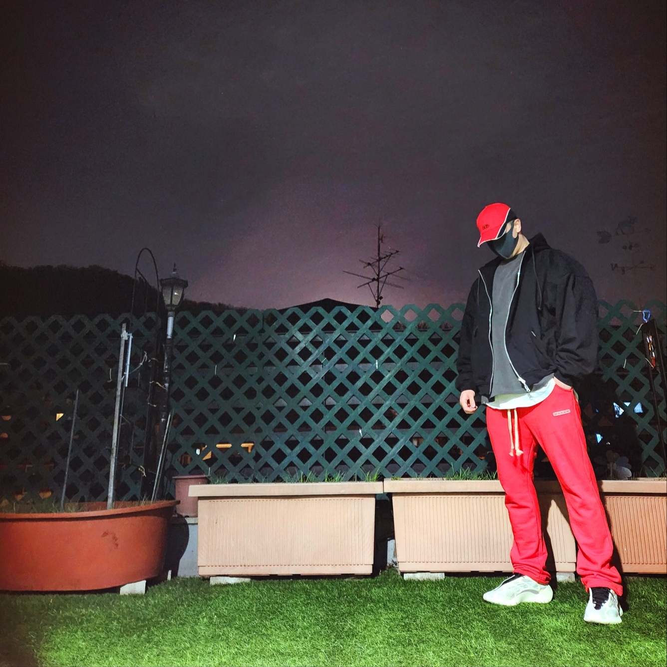 Diesel C-Dale Distressed Colour-Block Baseball Cap Red, Adidas Yeezy 700 V3 Azael 2022/2023 착용 스타일 - 1