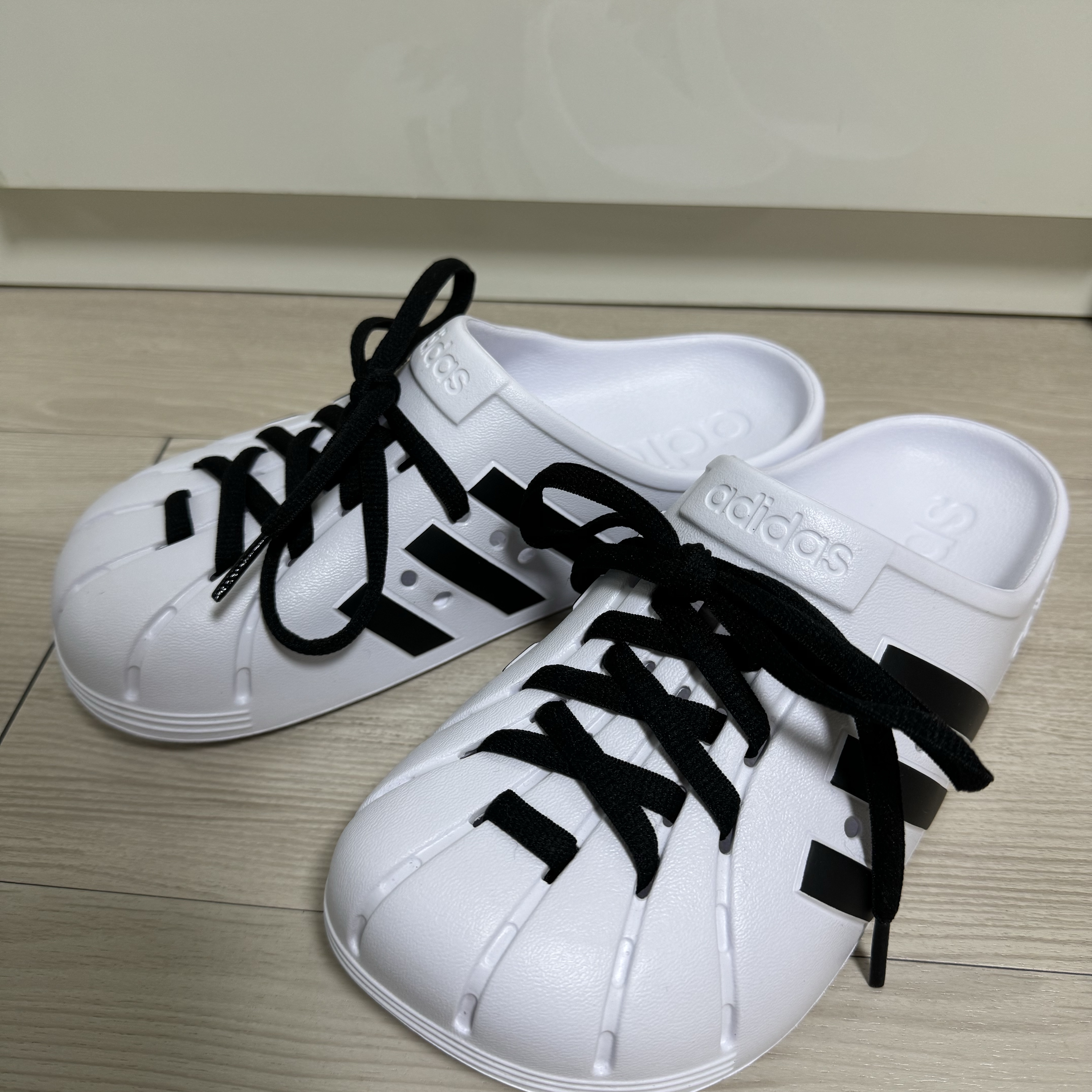 Adidas Adilette Clog White Black 착용 스타일 - 1