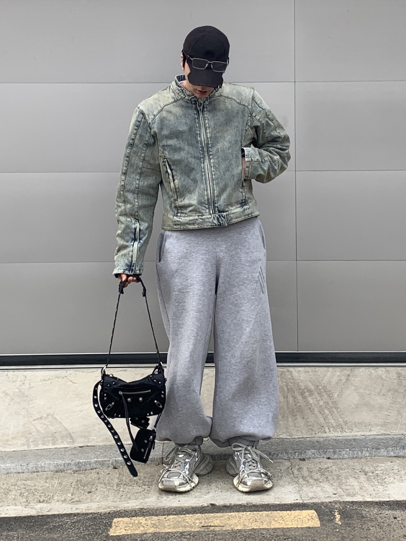 Entire Studios Moto Denim Jacket Surface Wave, Balenciaga 3XL Sneakers Light Beige 착용 스타일 - 1