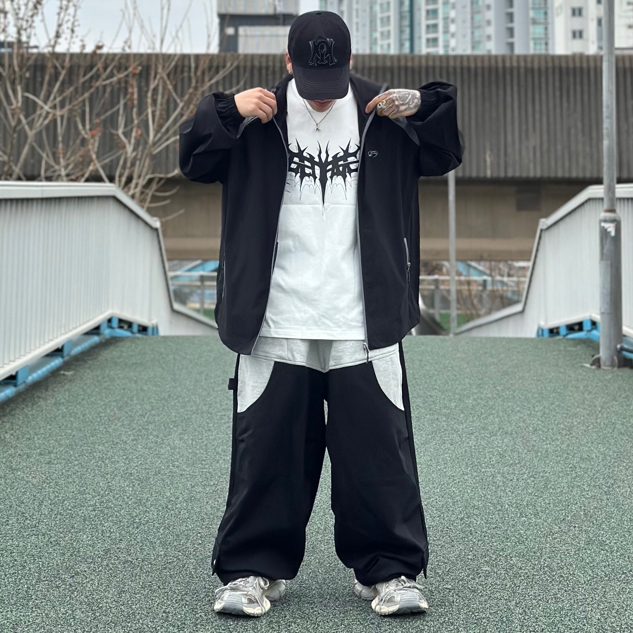 (W) Balenciaga 3XL Sneakers Light Beige 착용 스타일 - 2