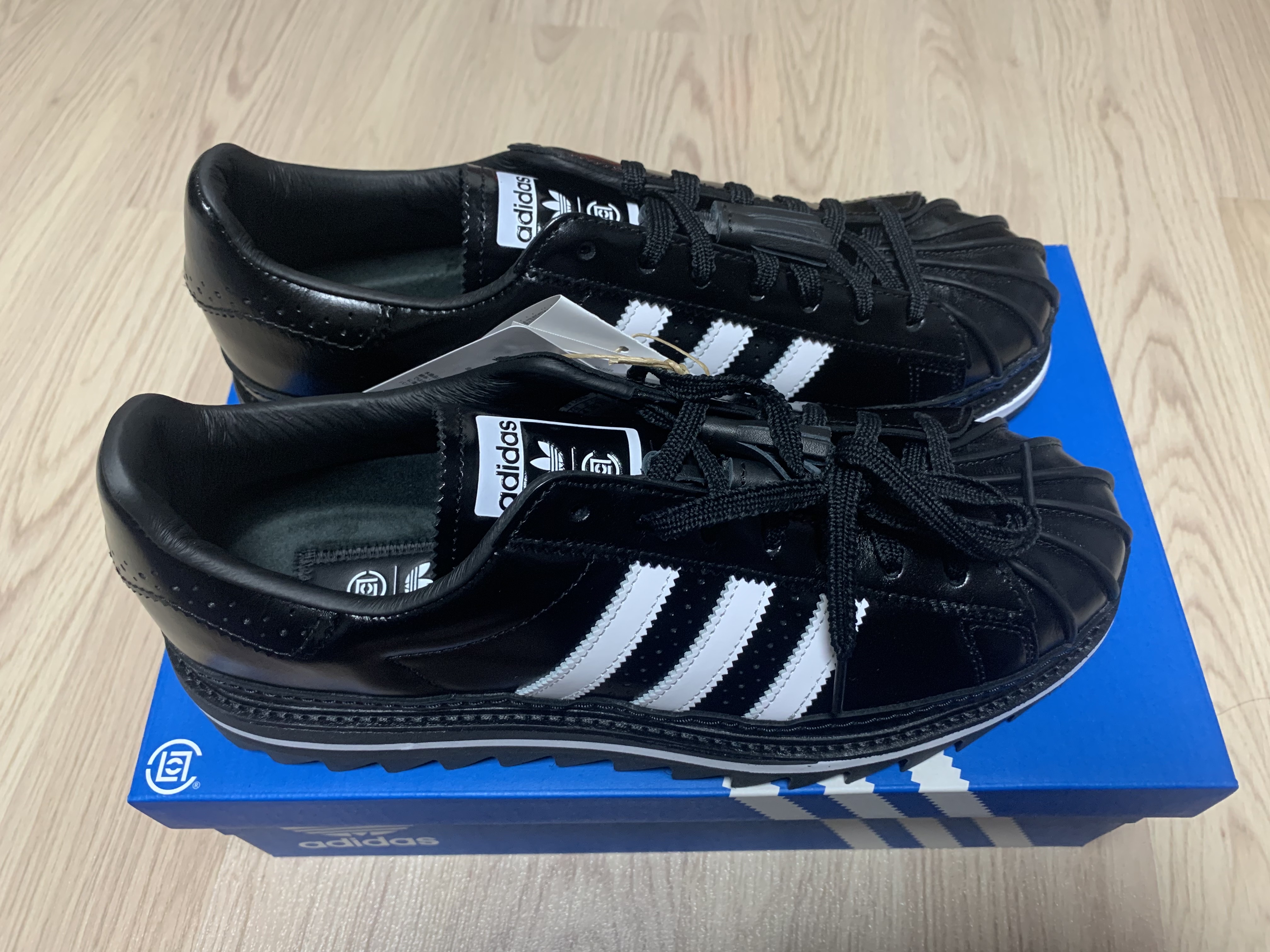 Adidas x Clot Superstar Core Black Cloud White 착용 스타일