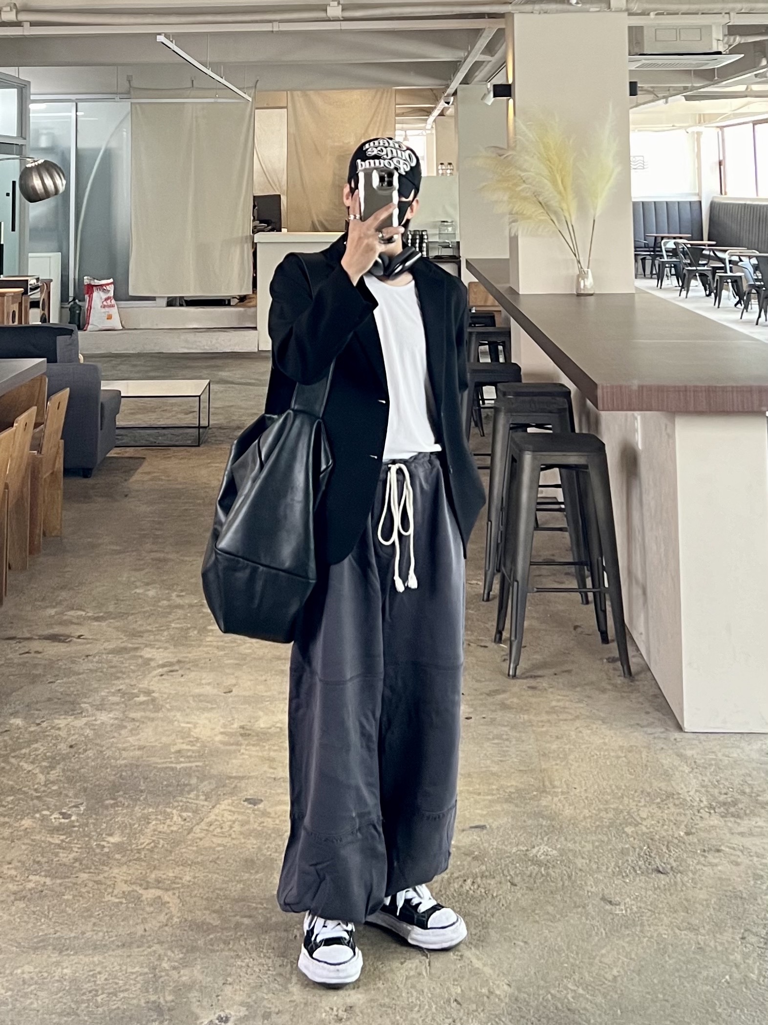 Maison Mihara Yasuhiro Peterson23 OG Sole Canvas Low-top Sneakers Black, Apple AirPods Max Lightning Space Gray (Korean Ver.) 착용 스타일