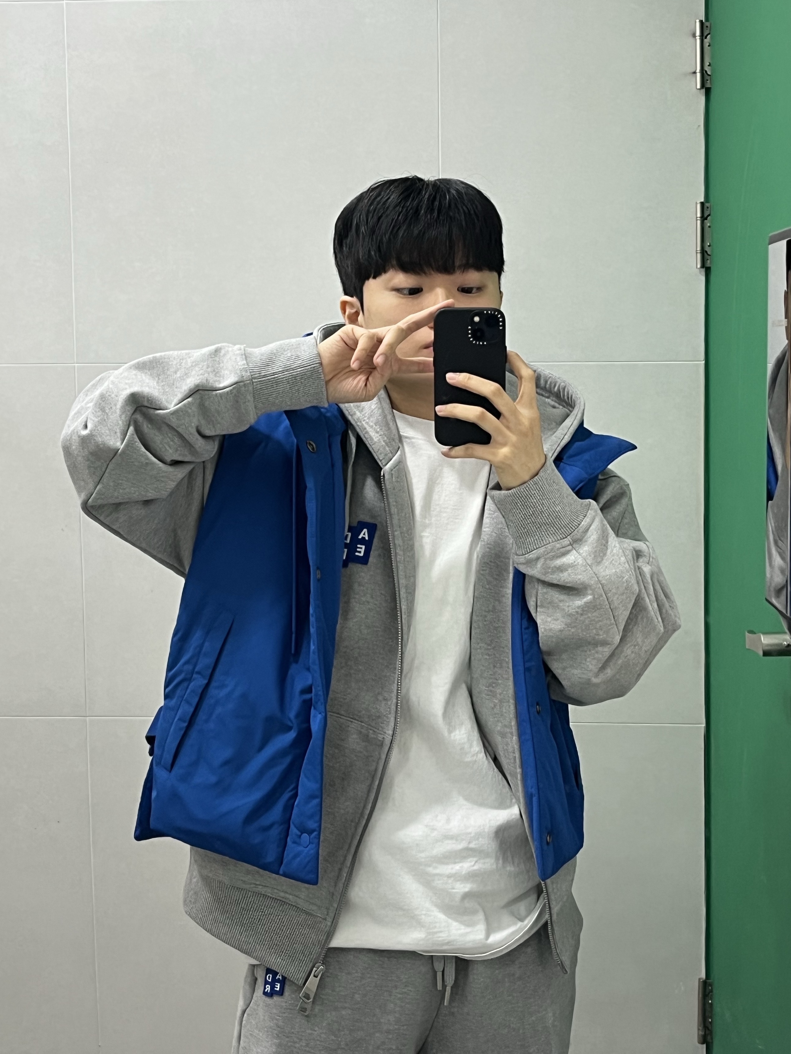 COS Buckled Side Padded Hooded Gilet Bright Blue, Ader Error Sig; TRS/BL Tag Hoodie Zip-Up 02 Grey 착용 스타일