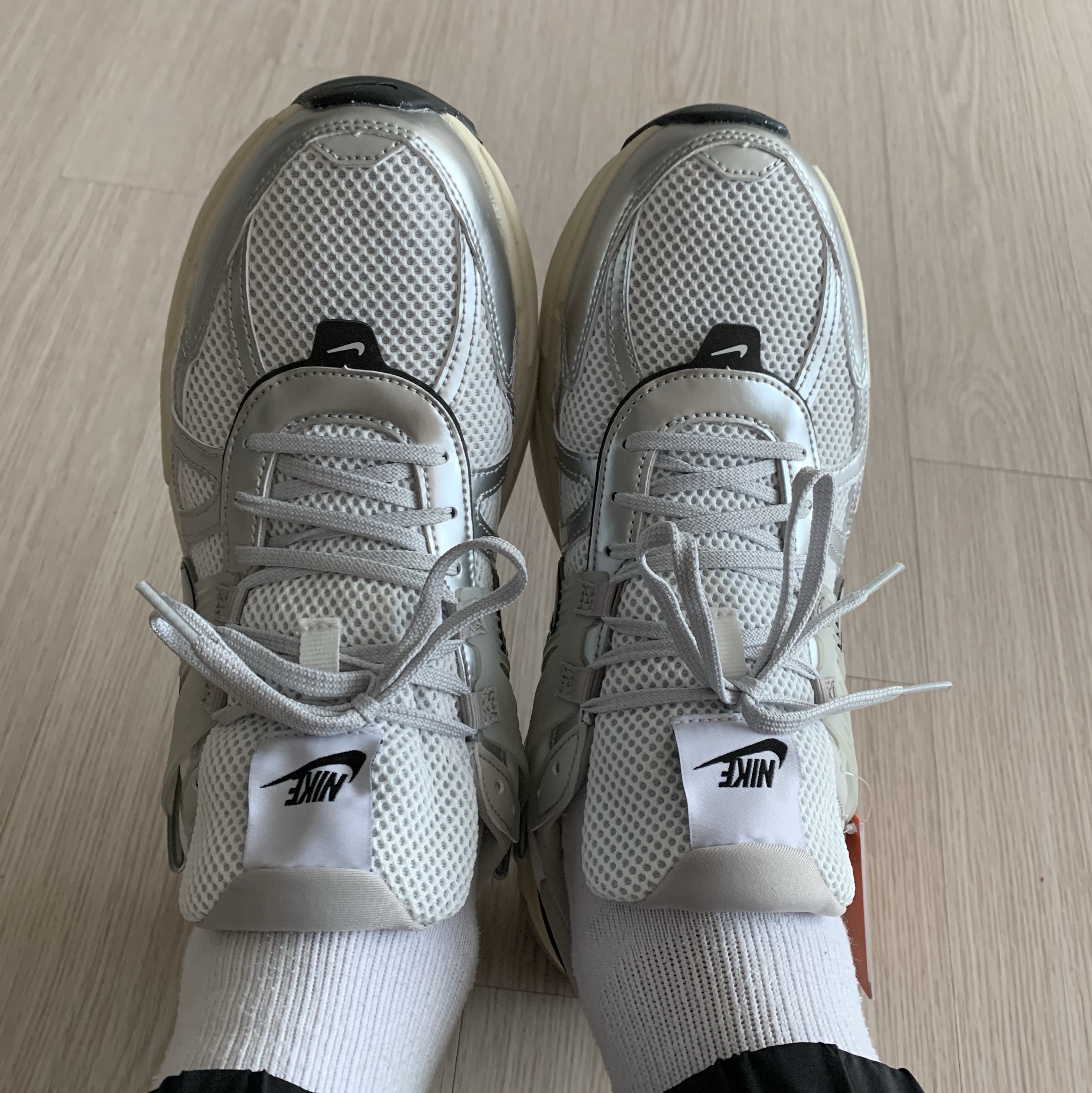 Nike V2K Run Pure Platinum Light Iron Ore 착용 스타일 - 2