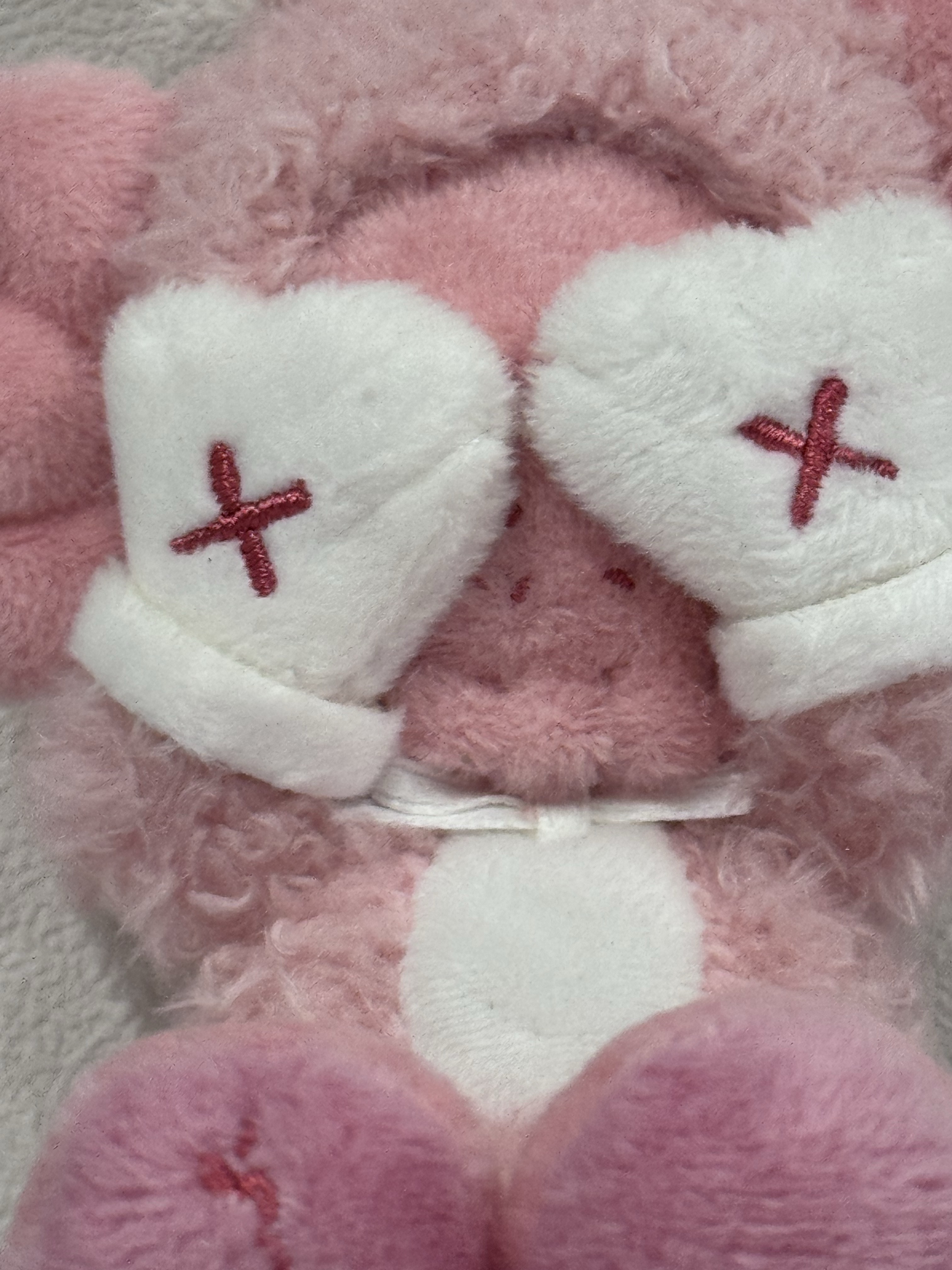 Kaws Holiday Indonesia Plush Charm 착용 스타일 - 3