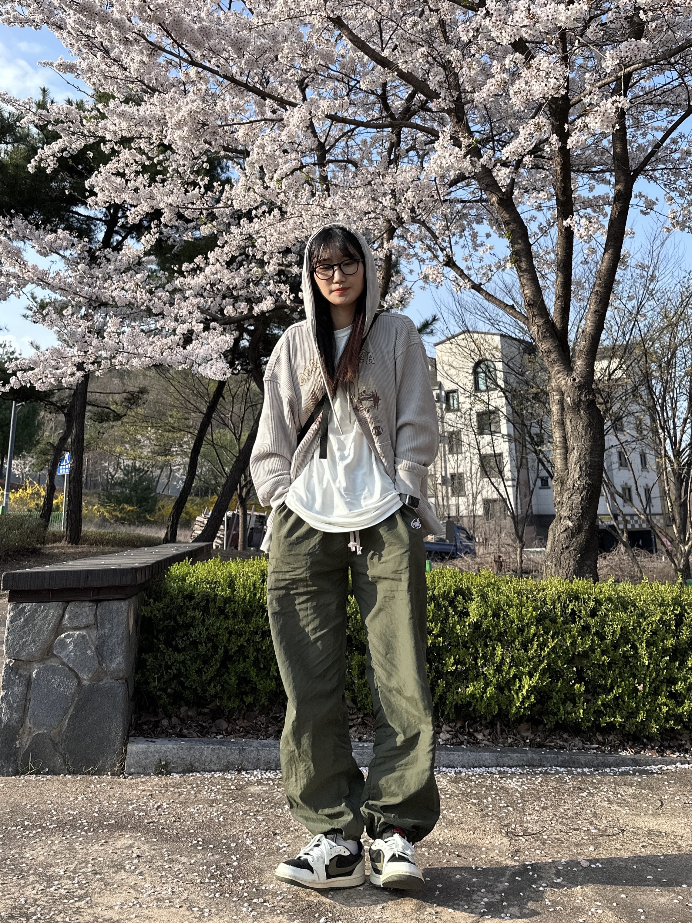 Supreme Sling Bag Black - 22SS, (W) Jordan 1 x Travis Scott Retro Low OG SP Medium Olive 착용 스타일 - 1