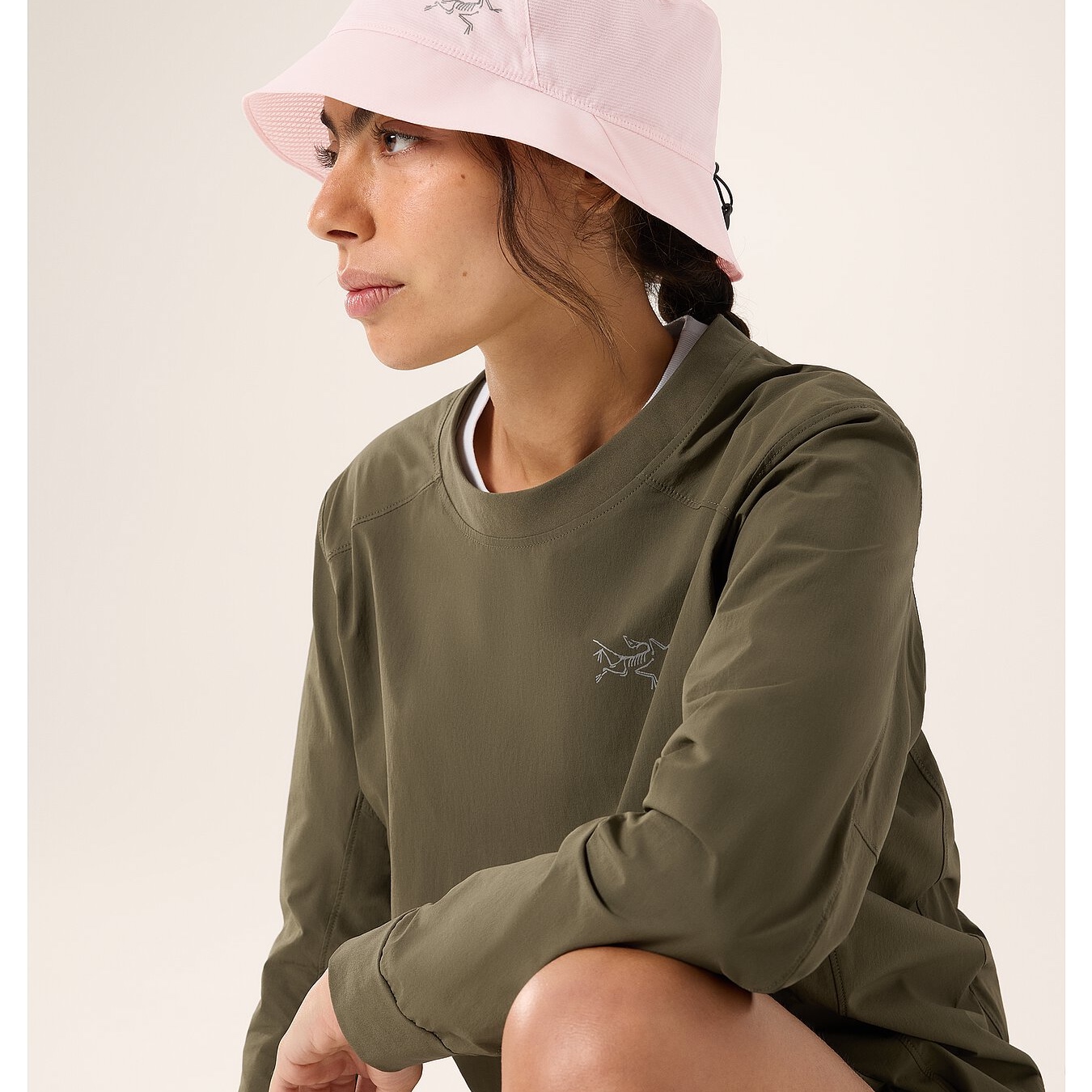 Arc'teryx Aerios Bucket Hat Alpine Rose, Arc'teryx Aerios Bucket Hat Black 착용 스타일 - 2