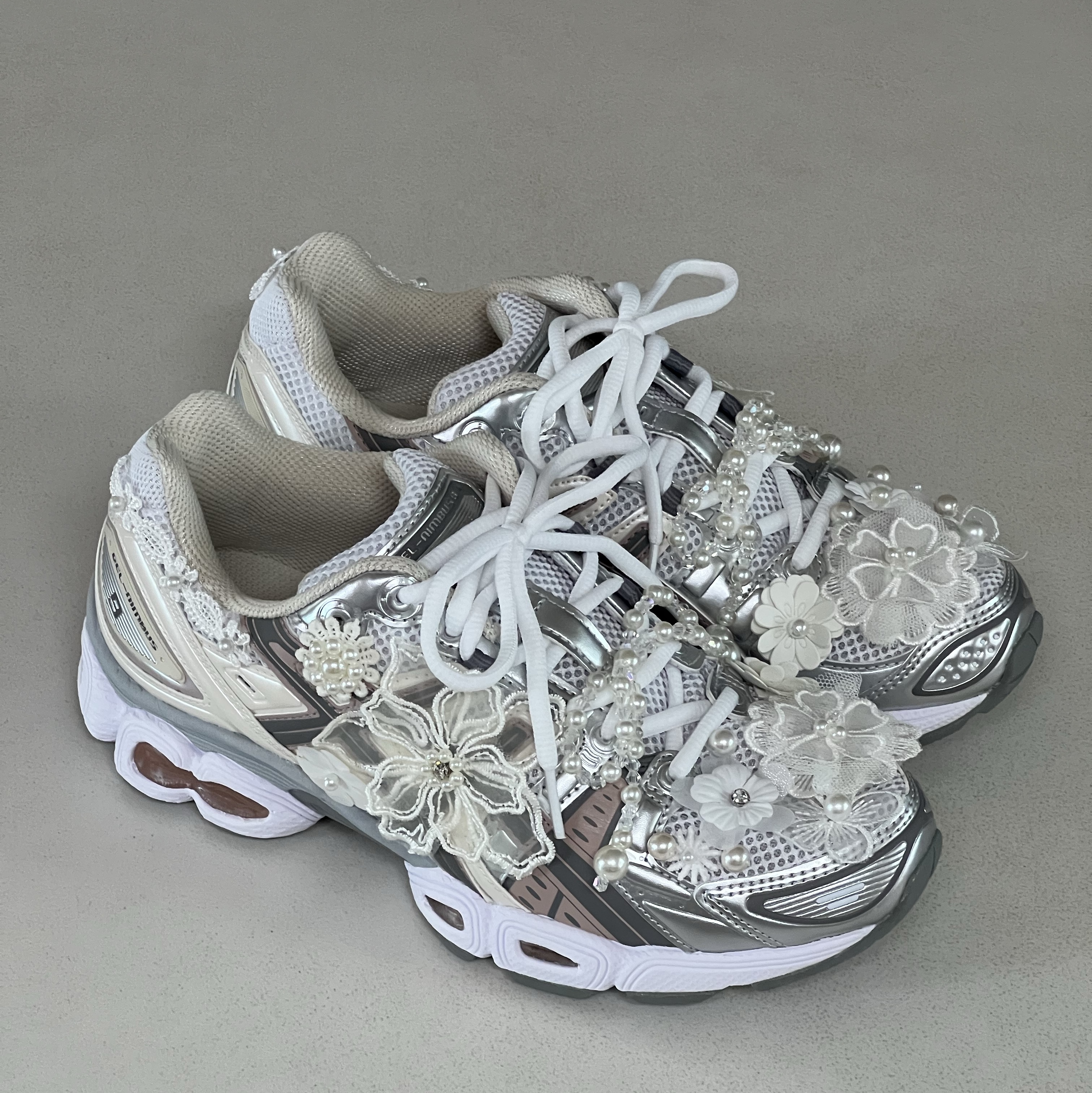 (W) Asics Gel-Nimbus 9 White Oatmeal 착용 스타일 - 2