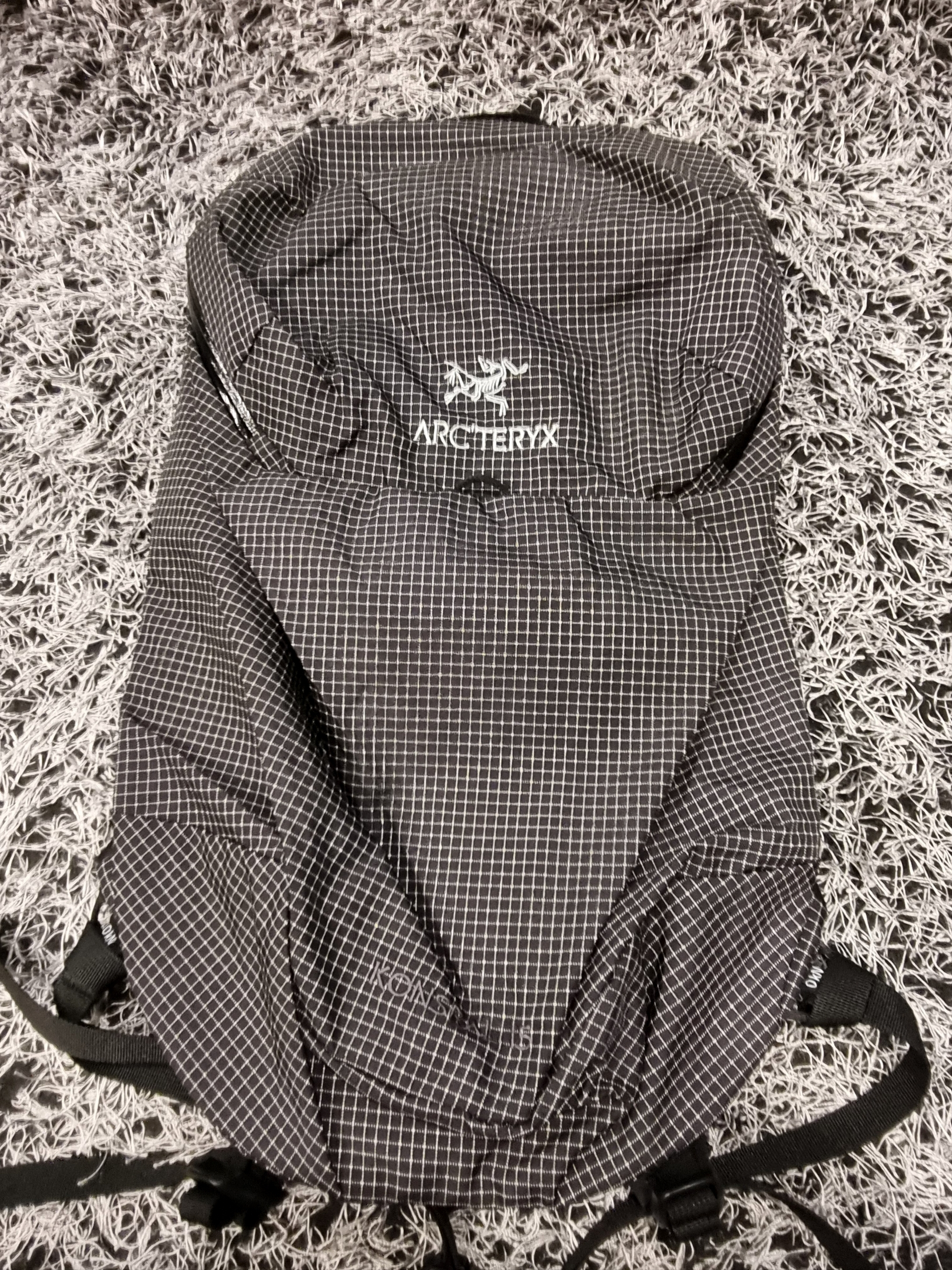 Arc'teryx Konseal 15 Backpack Black 착용 스타일 - 1