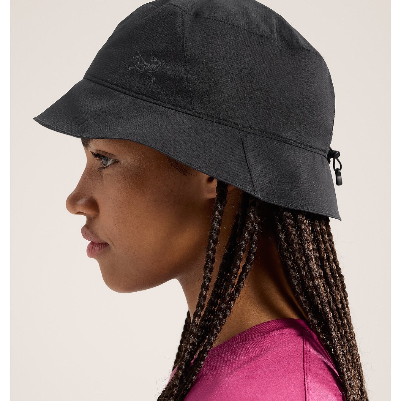 Arc'teryx Aerios Bucket Hat Alpine Rose, Arc'teryx Aerios Bucket Hat Black 착용 스타일 - 6