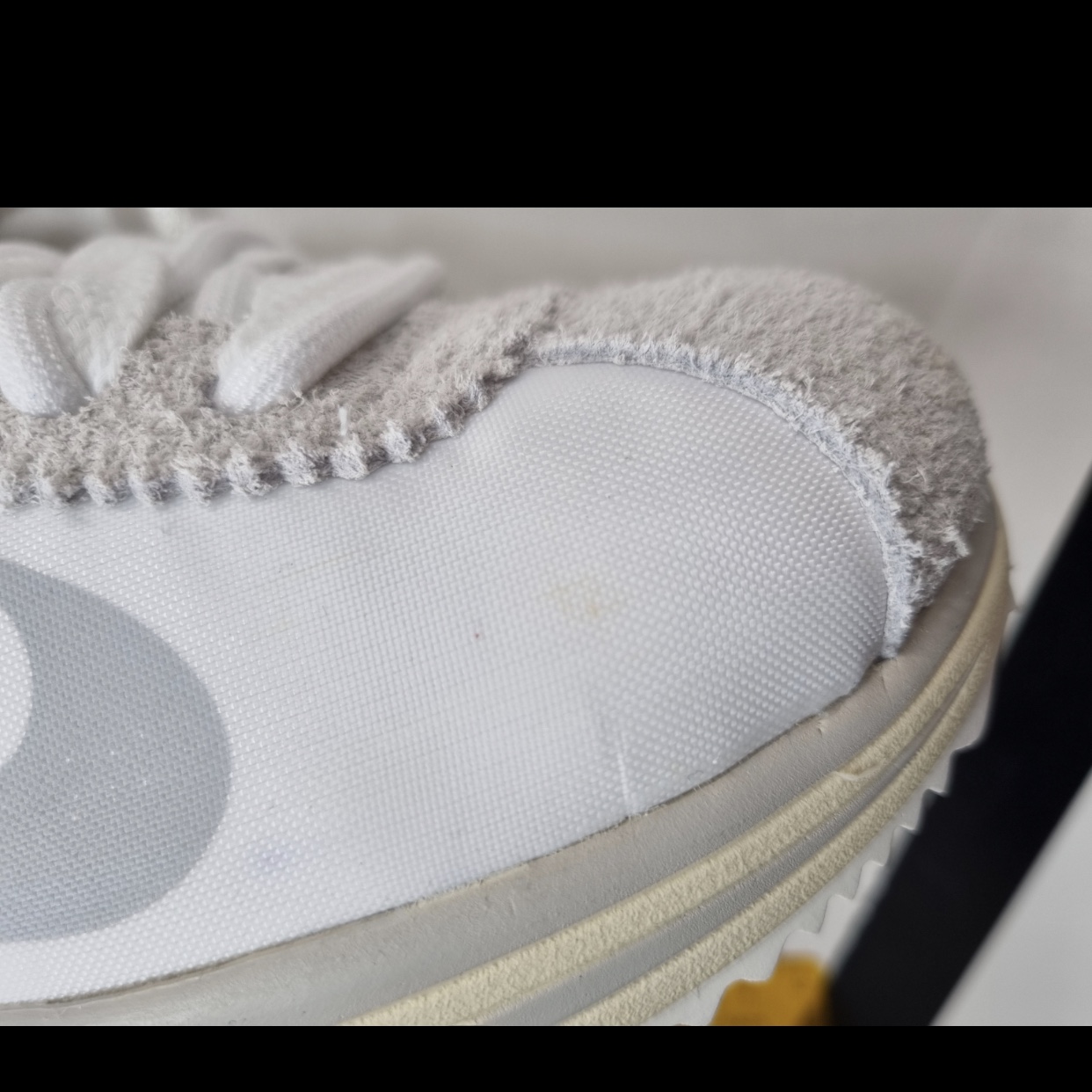 Nike x Sacai Zoom Cortez SP White and University Red 착용 스타일 - 2