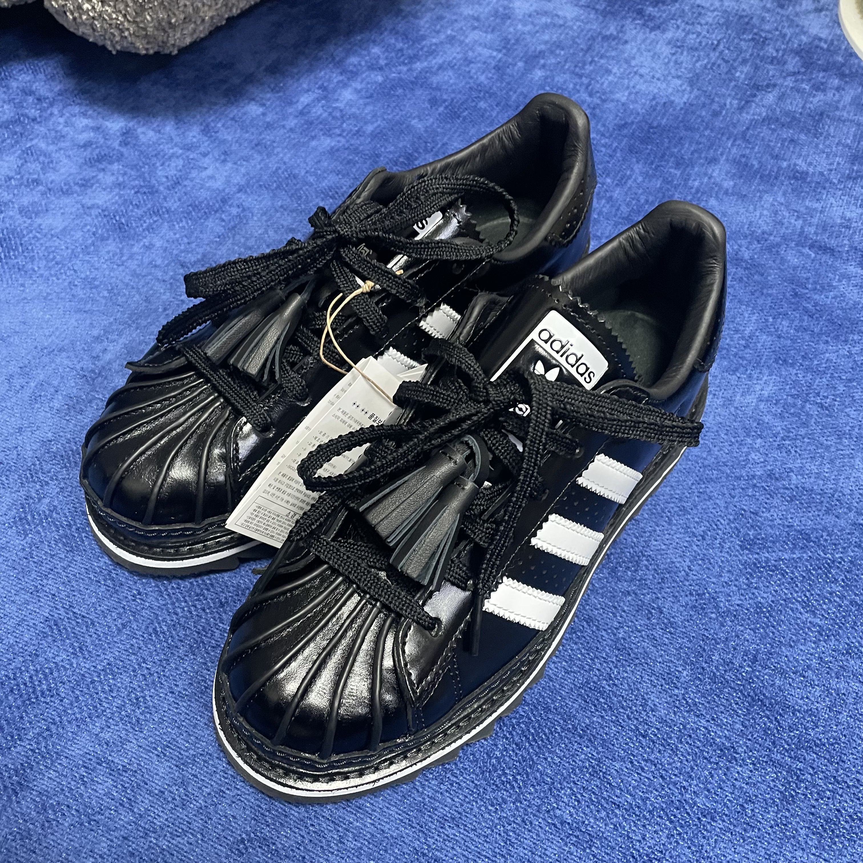 Adidas x Clot Superstar Core Black Cloud White 착용 스타일 - 2