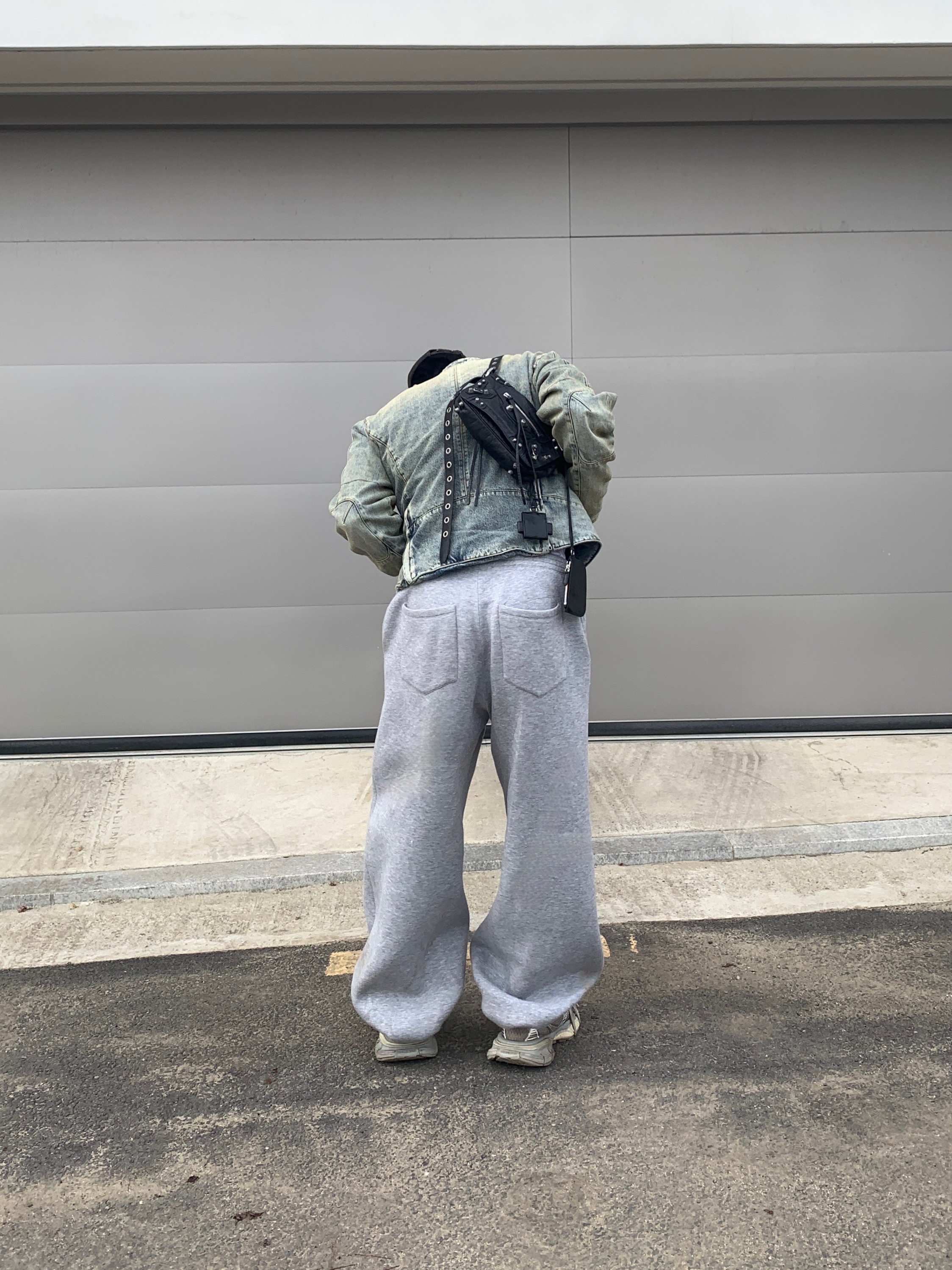 Entire Studios Moto Denim Jacket Surface Wave, Balenciaga 3XL Sneakers Light Beige 착용 스타일 - 2