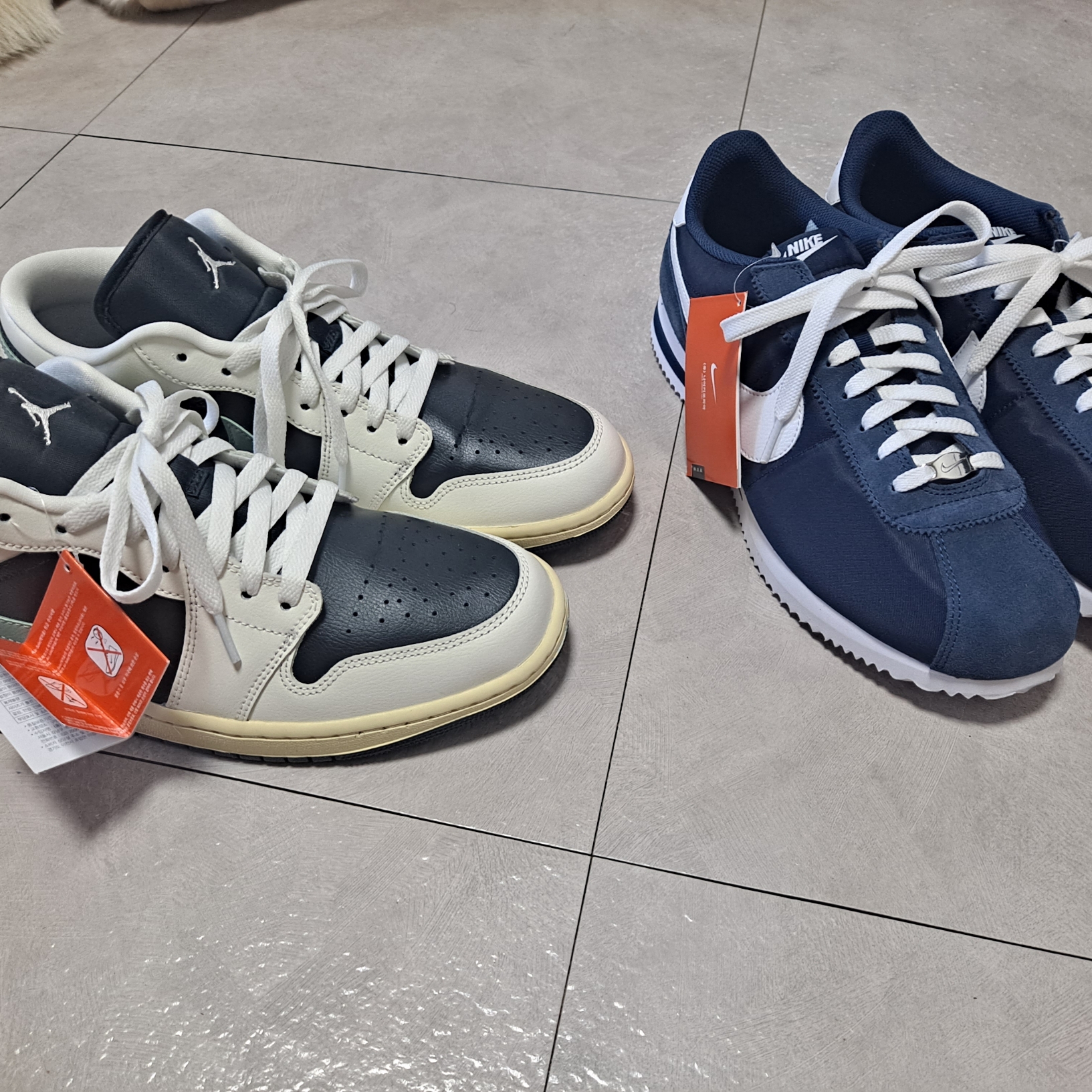 (W) Jordan 1 Low Anthracite Sail, (W) Nike Cortez Midnight Navy 착용 스타일