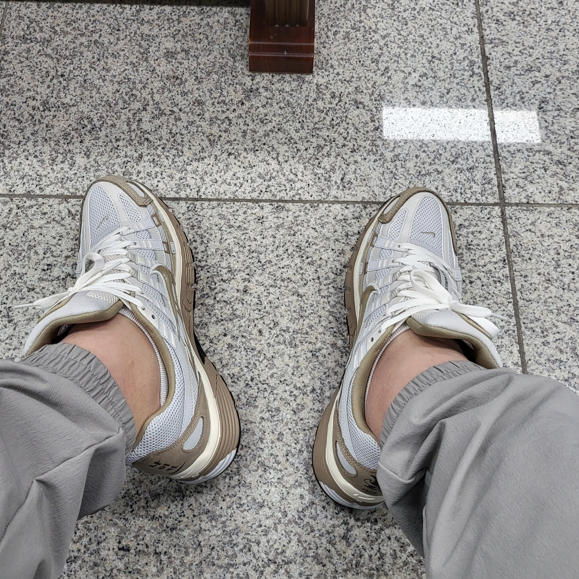 Nike P-6000 PRM Hangul Day Photon Dust Khaki 착용 스타일