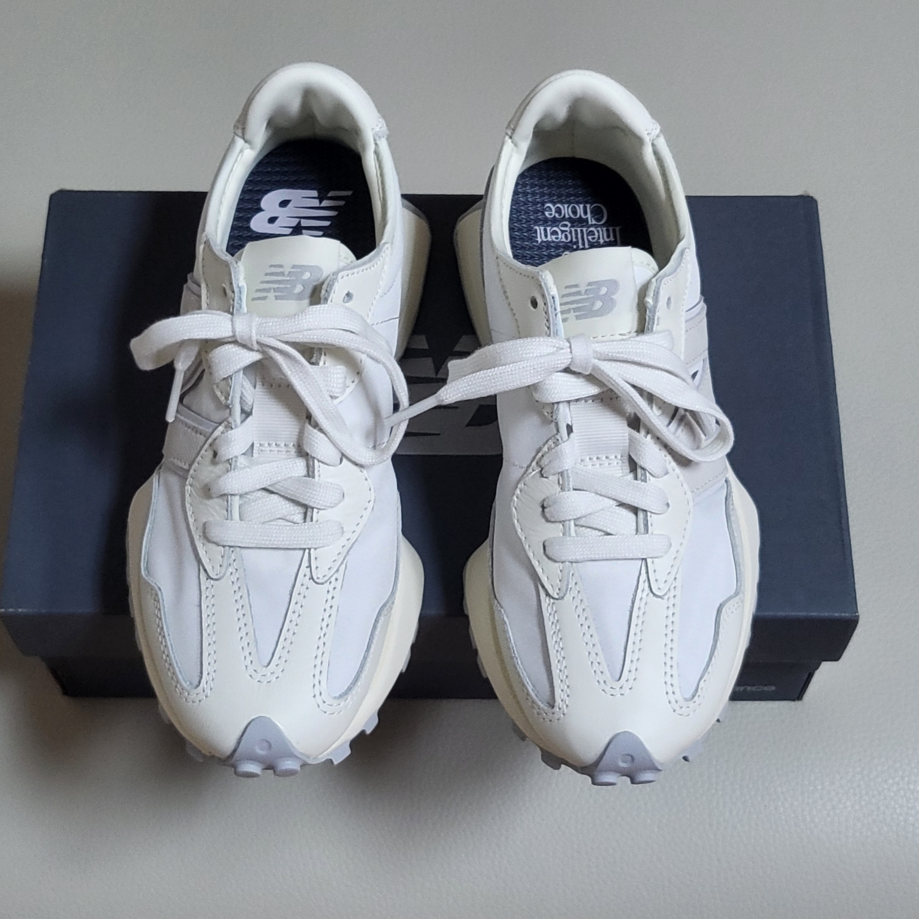 New Balance 327 Shifted White Pack 착용 스타일 - 1