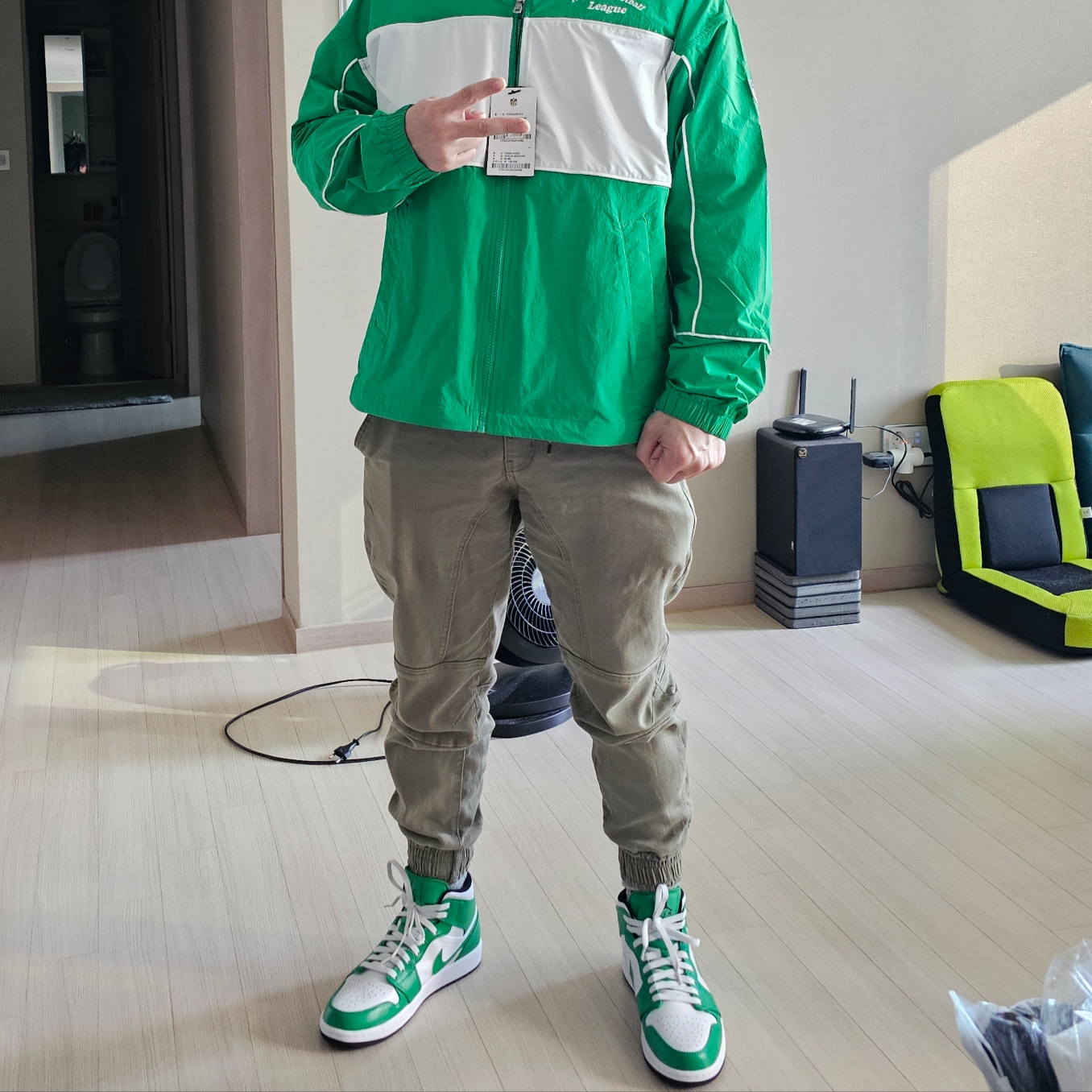 Jordan 1 Mid Lucky Green 착용 스타일 - 2