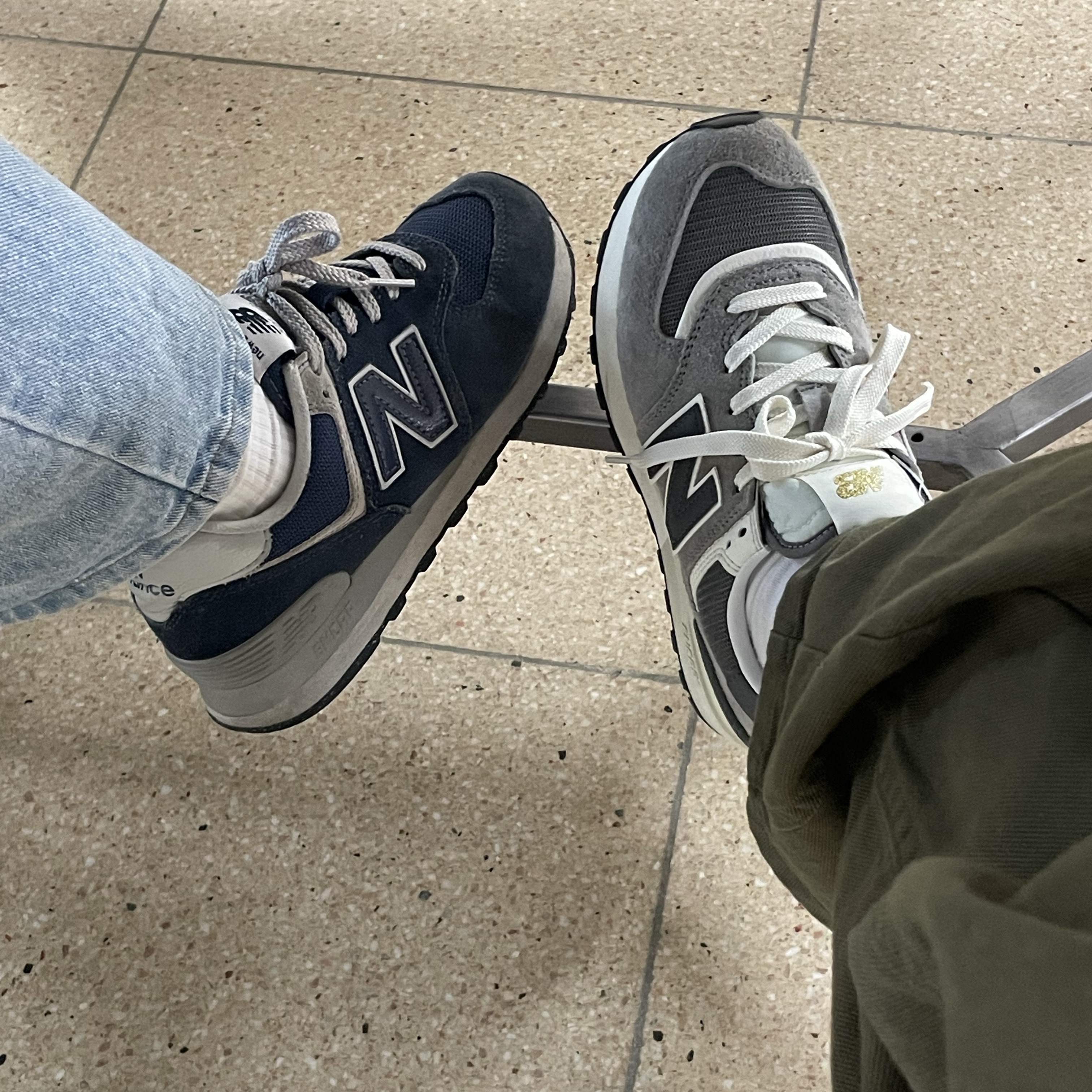 New Balance 574 Legacy Grey 착용 스타일 - 2