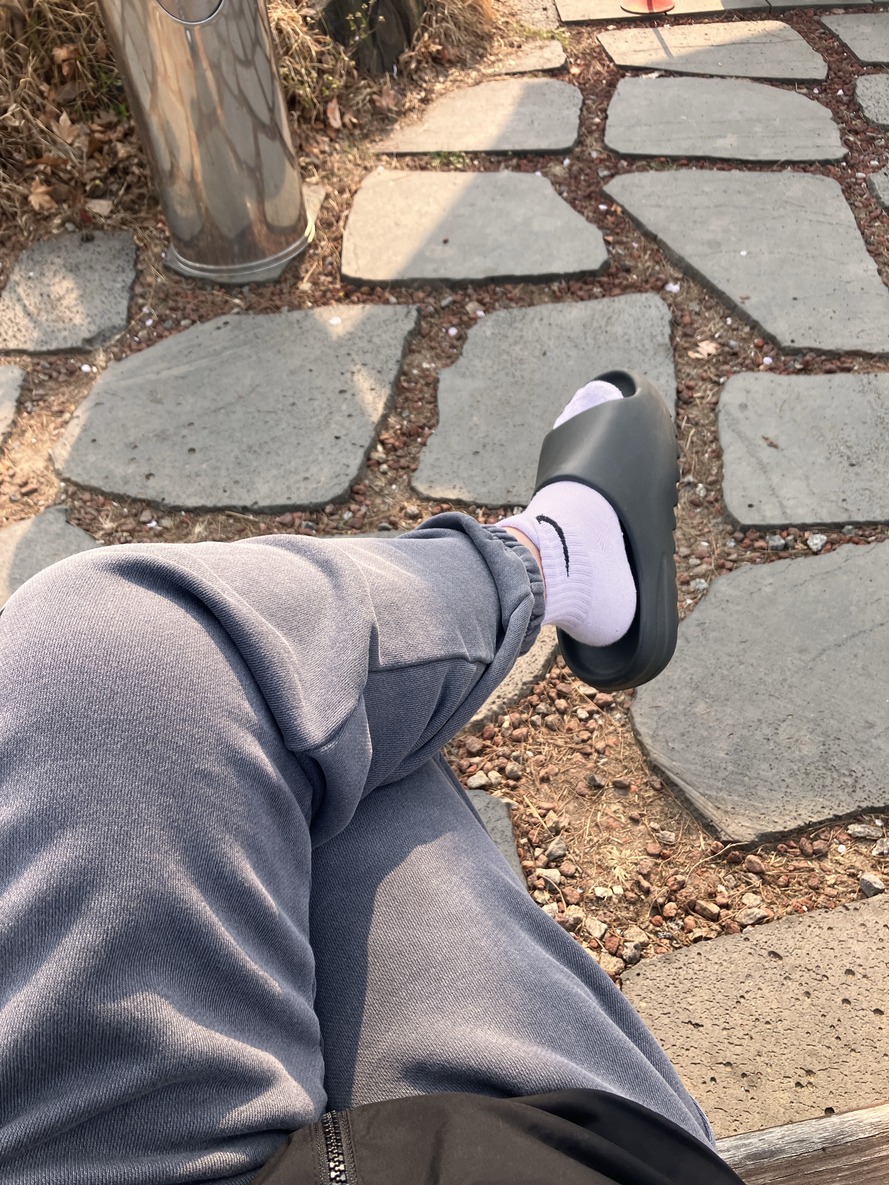 Adidas Yeezy Slide Dark Onyx 2024 착용 스타일