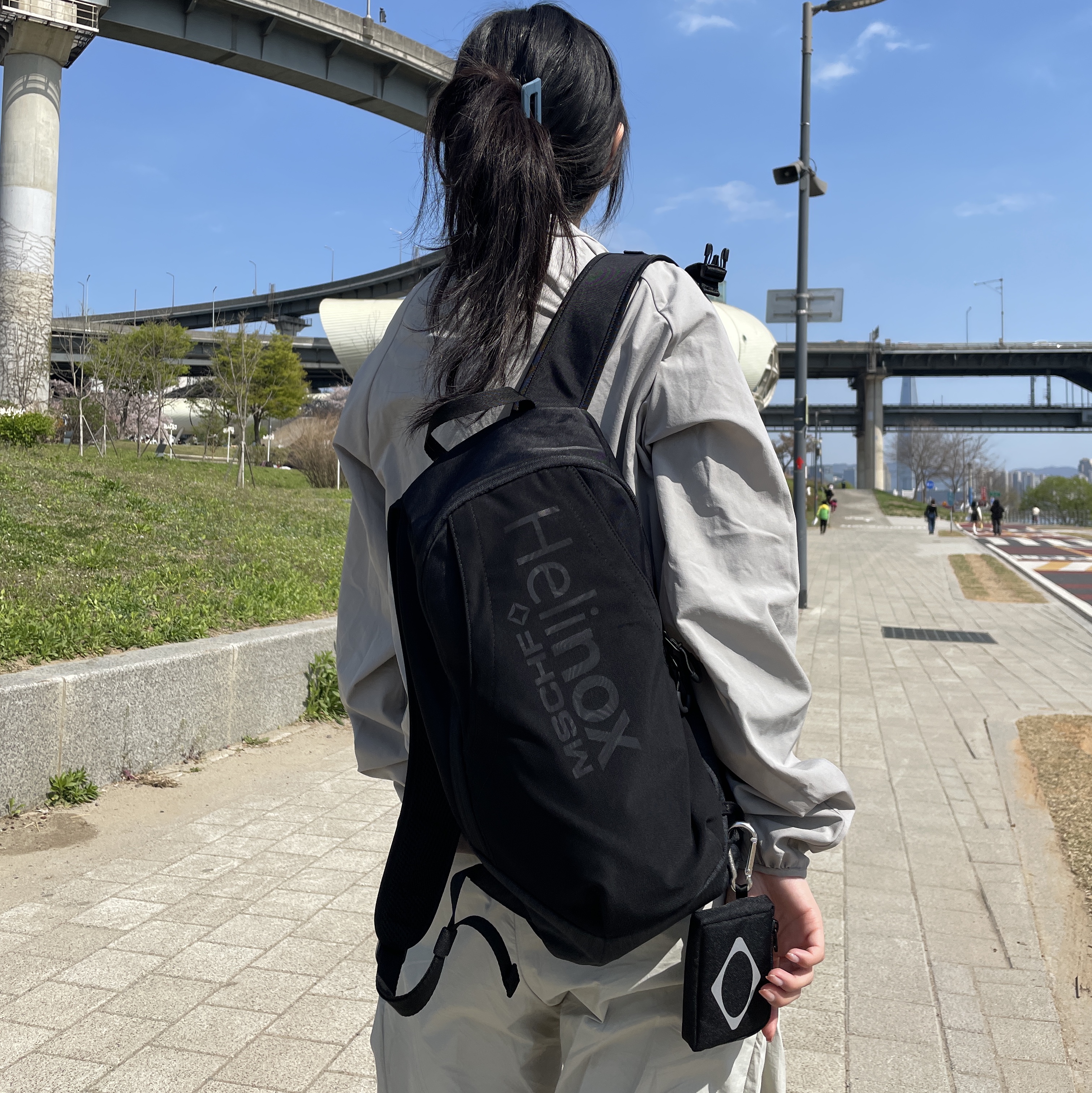 Mischief x Helinox Backpack Black 착용 스타일 - 2