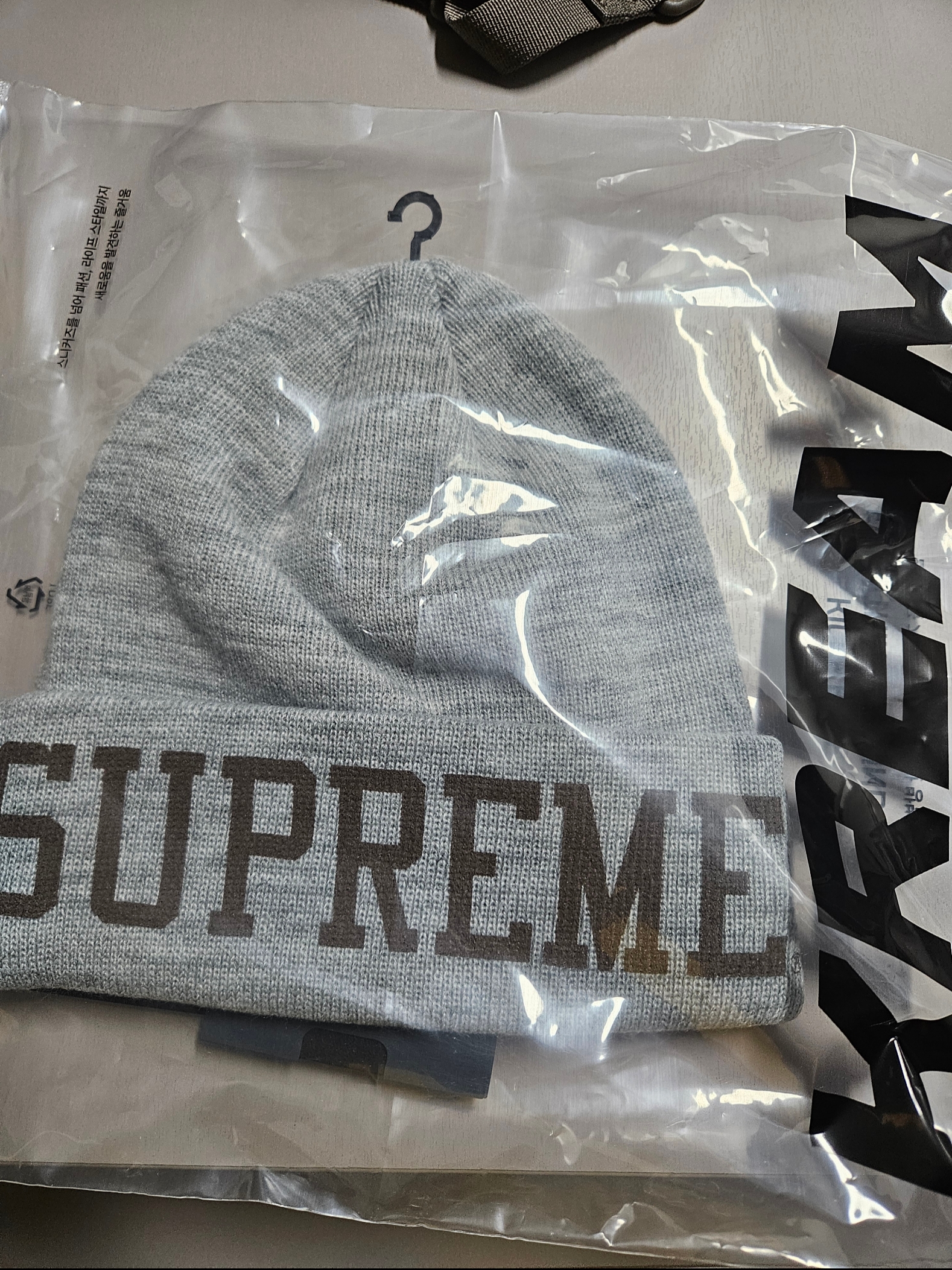 Supreme New Era Varsity Beanie Heather Grey - 23FW 착용 스타일 - 4