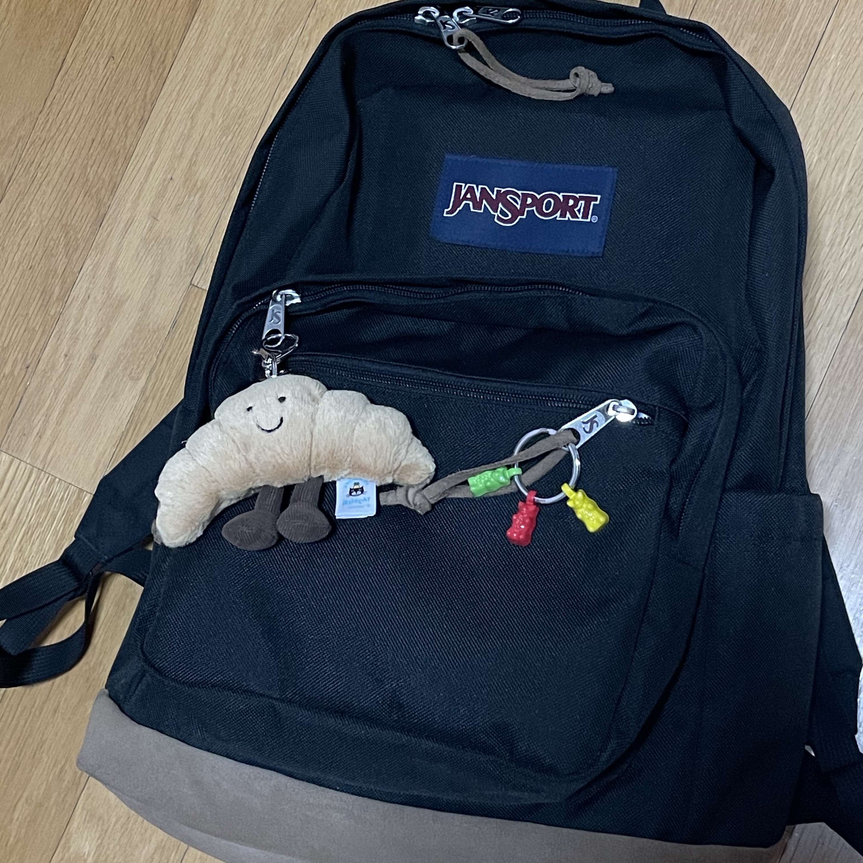 Jellycat Amuseable Croissant Bag Charm Brown 착용 스타일