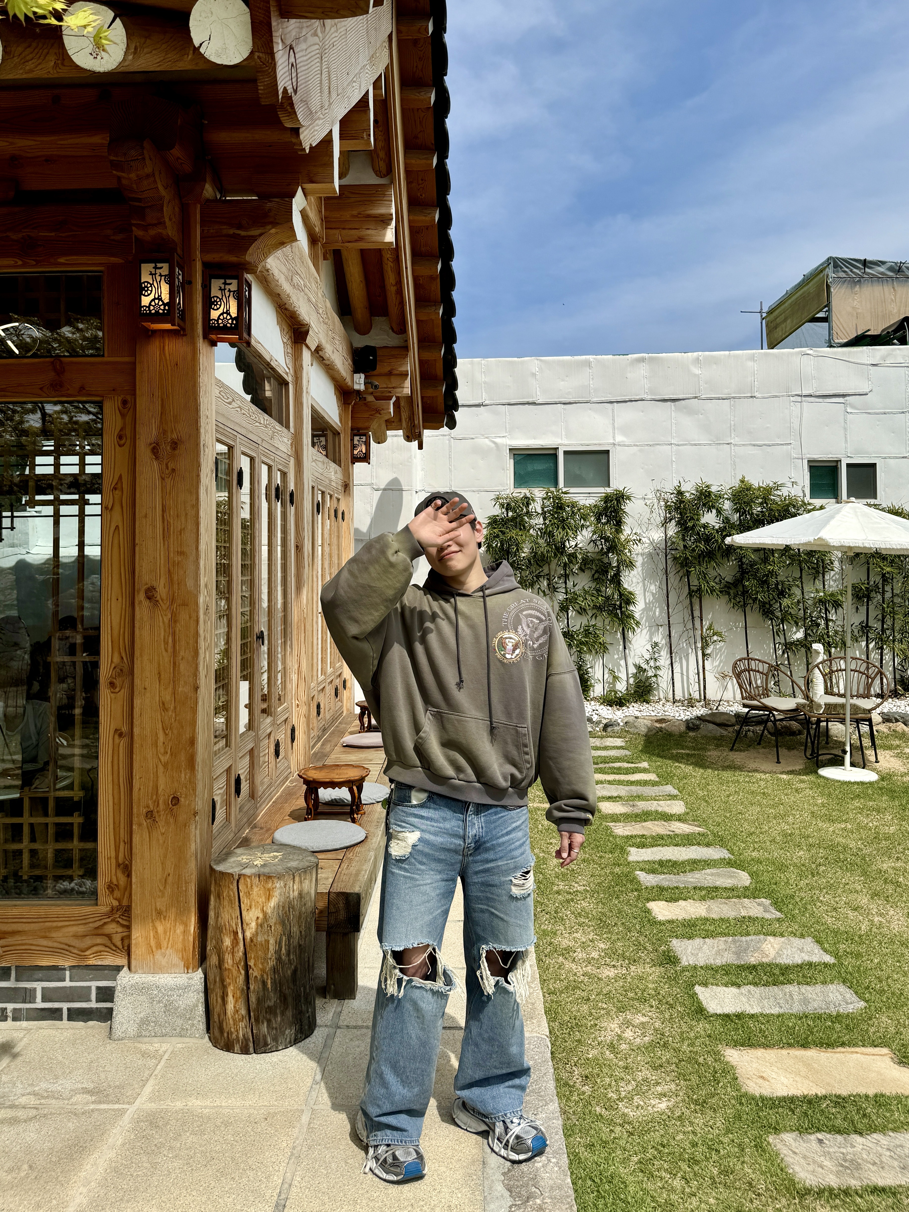 Project G/R TGS Embroidered Washed Hoodie Khaki Brown, Balenciaga 3XL Sneakers Grey White Blue 착용 스타일 - 2