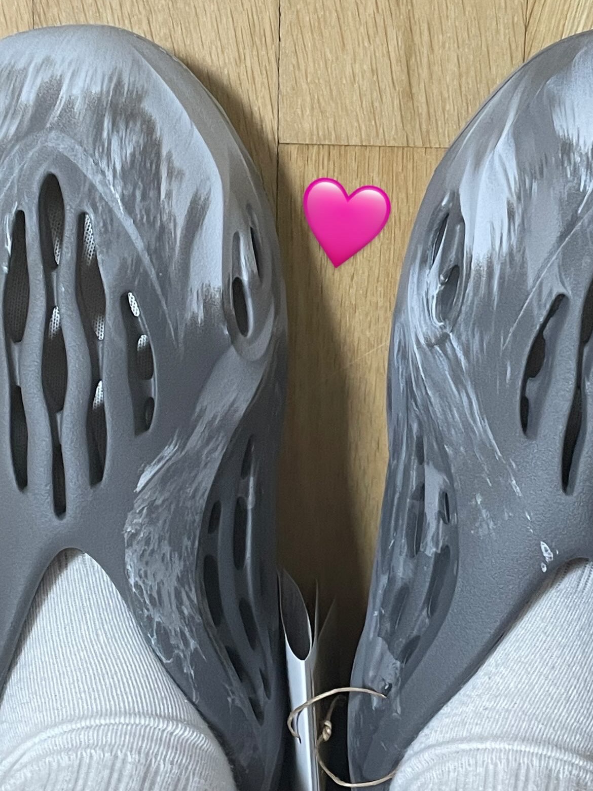 Adidas Yeezy Foam RNNR MX Granite 착용 스타일 - 1