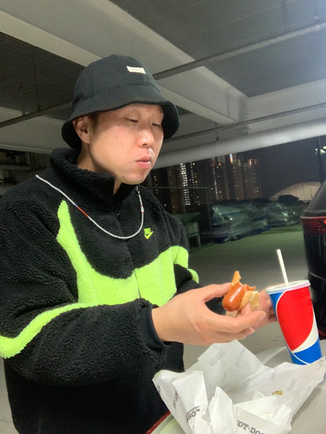 Nike Big Swoosh Full Zip Jacket Black Volt 착용 스타일