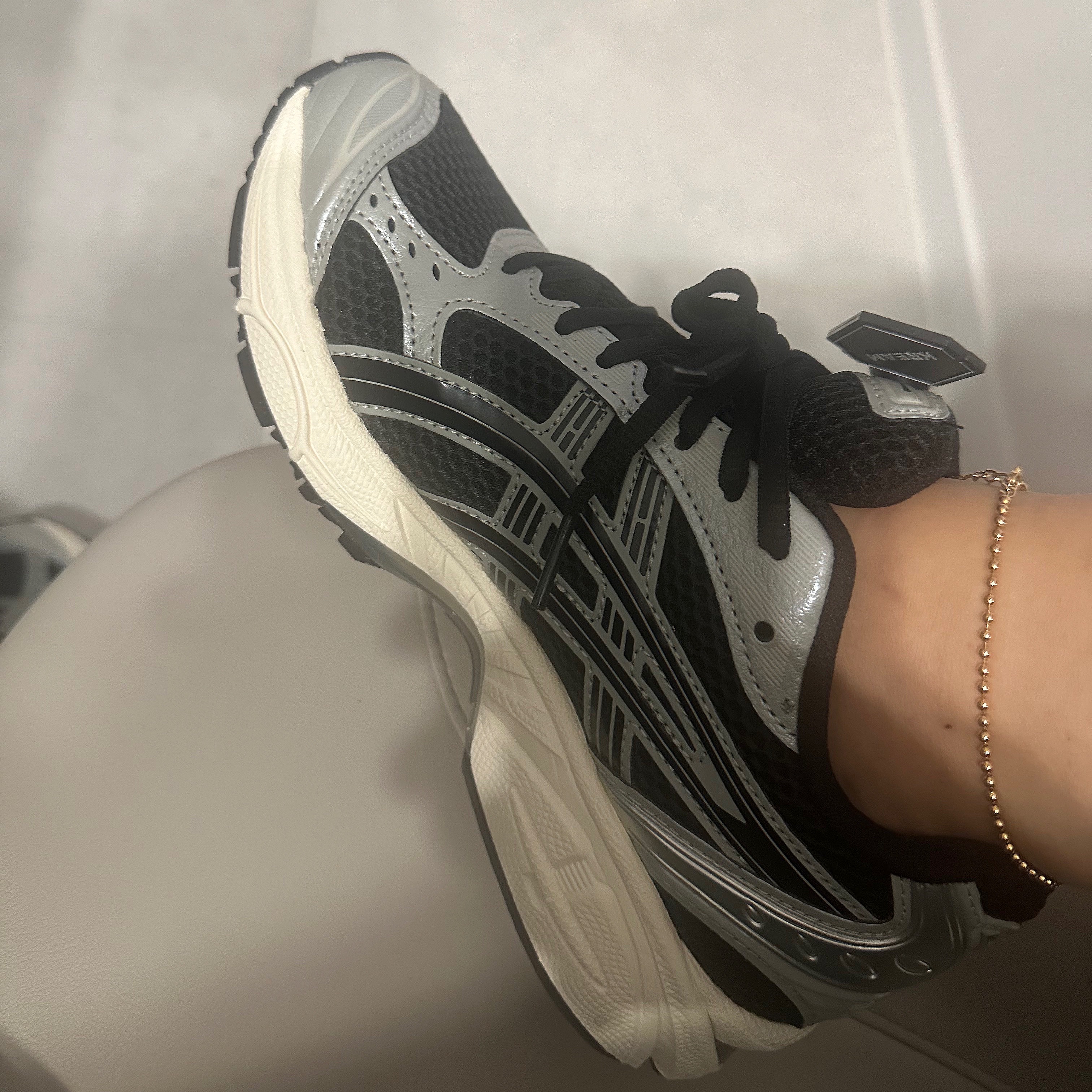 Asics Gel-Kayano 14 Black Seal Grey 착용 스타일