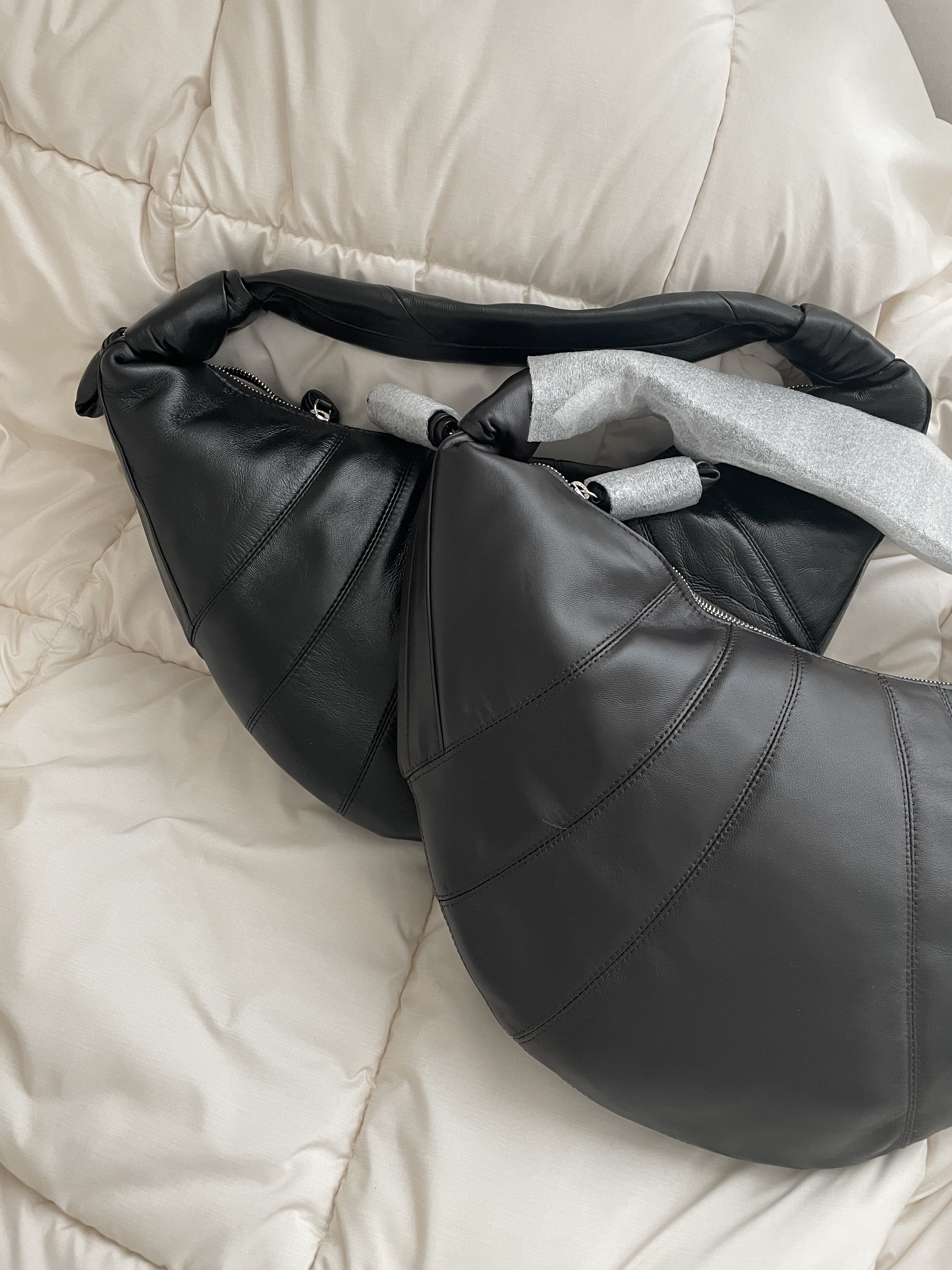 Lemaire Fortune Croissant Bag Soft Nappa Leather Dark Chocolate, Lemaire Fortune Croissant Bag Soft Nappa Leather Black 착용 스타일