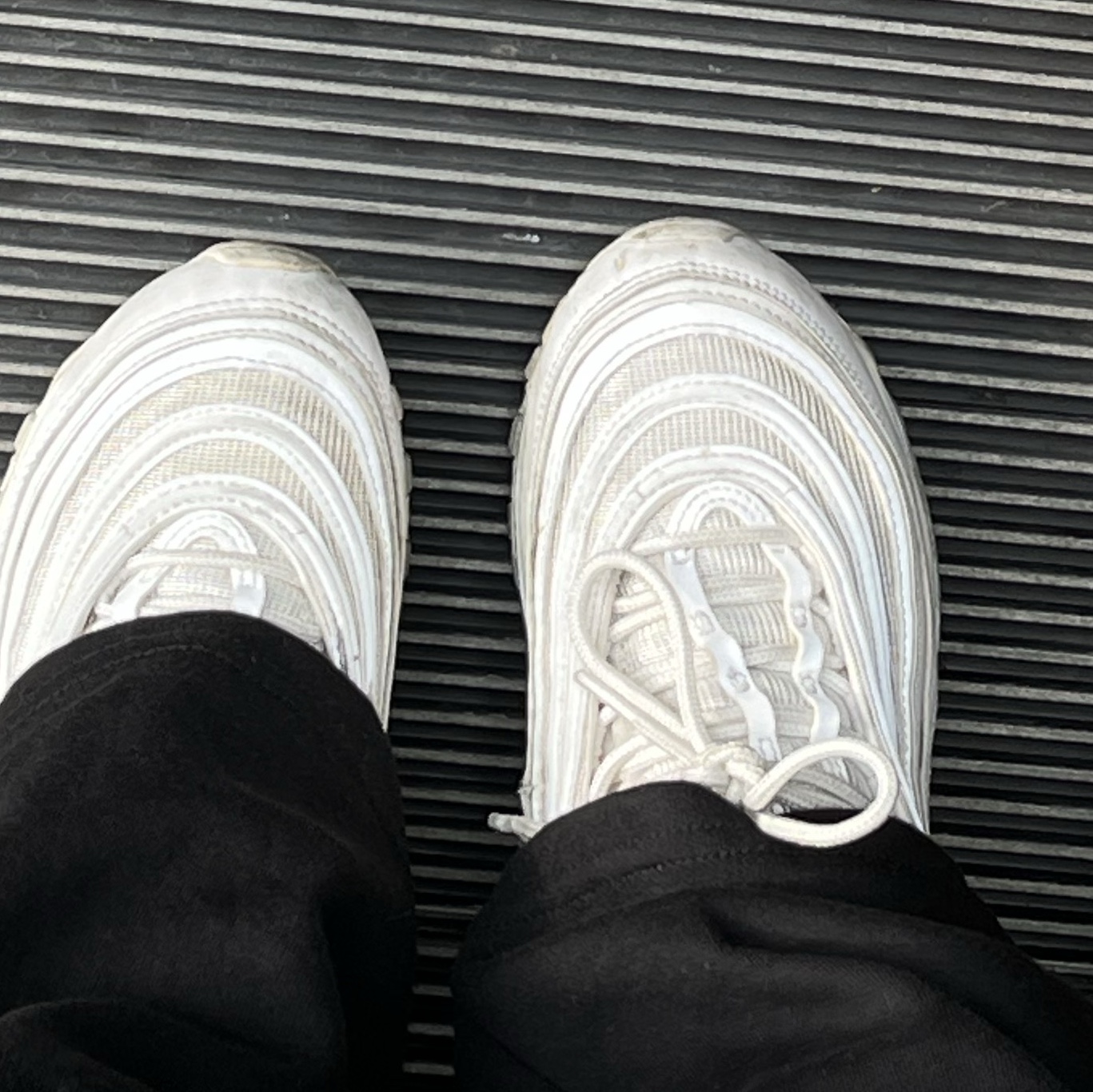 Nike Air Max 97 Triple White Wolf Grey 착용 스타일