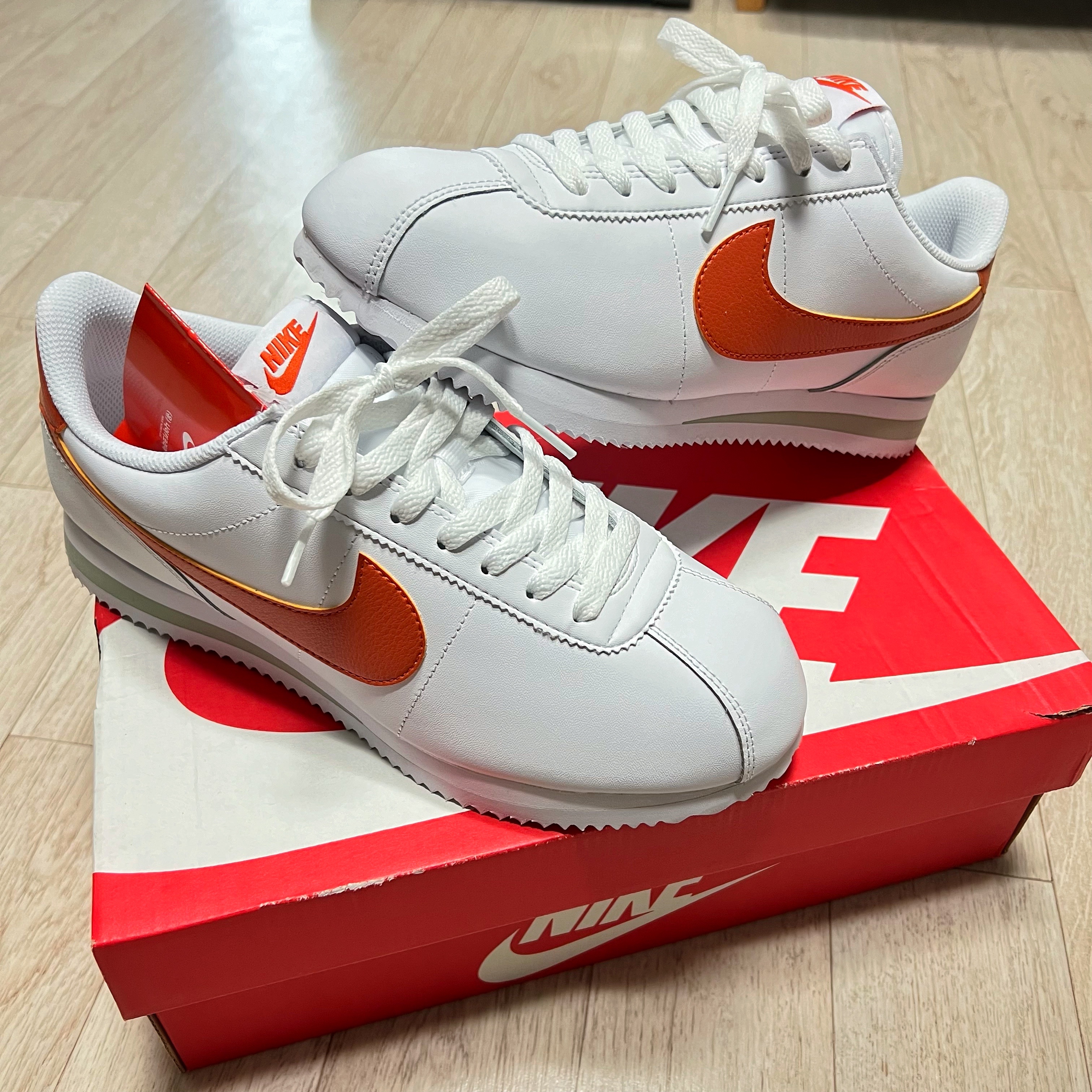 Nike Cortez White Campfire Orange 착용 스타일