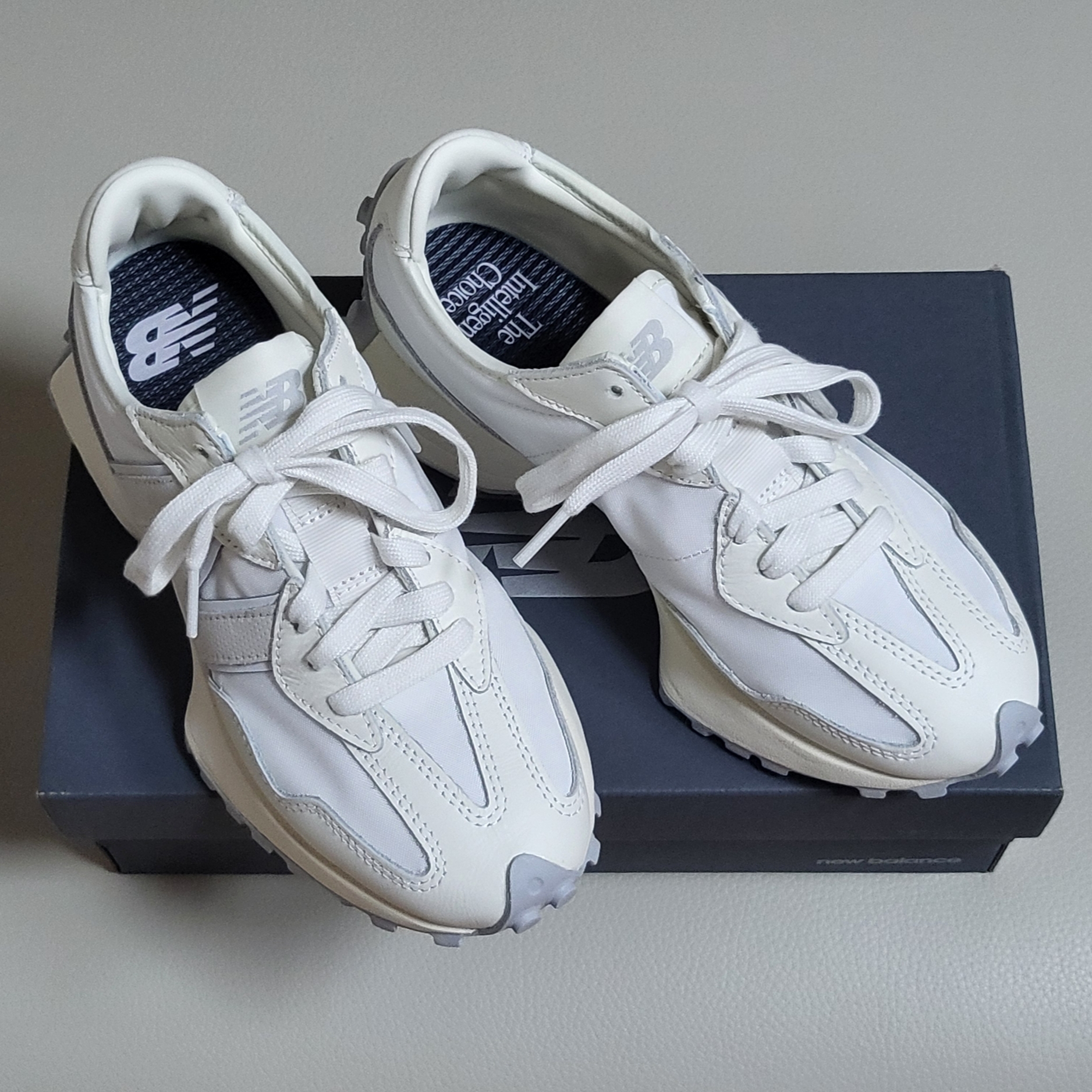 New Balance 327 Shifted White Pack 착용 스타일 - 2