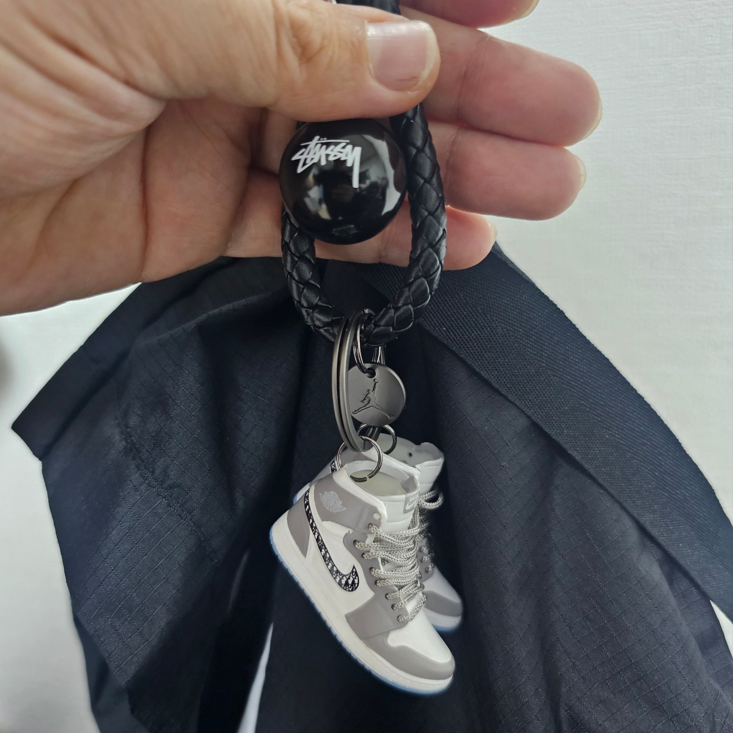 Stussy 8 Ball Keychain Black 착용 스타일 - 1