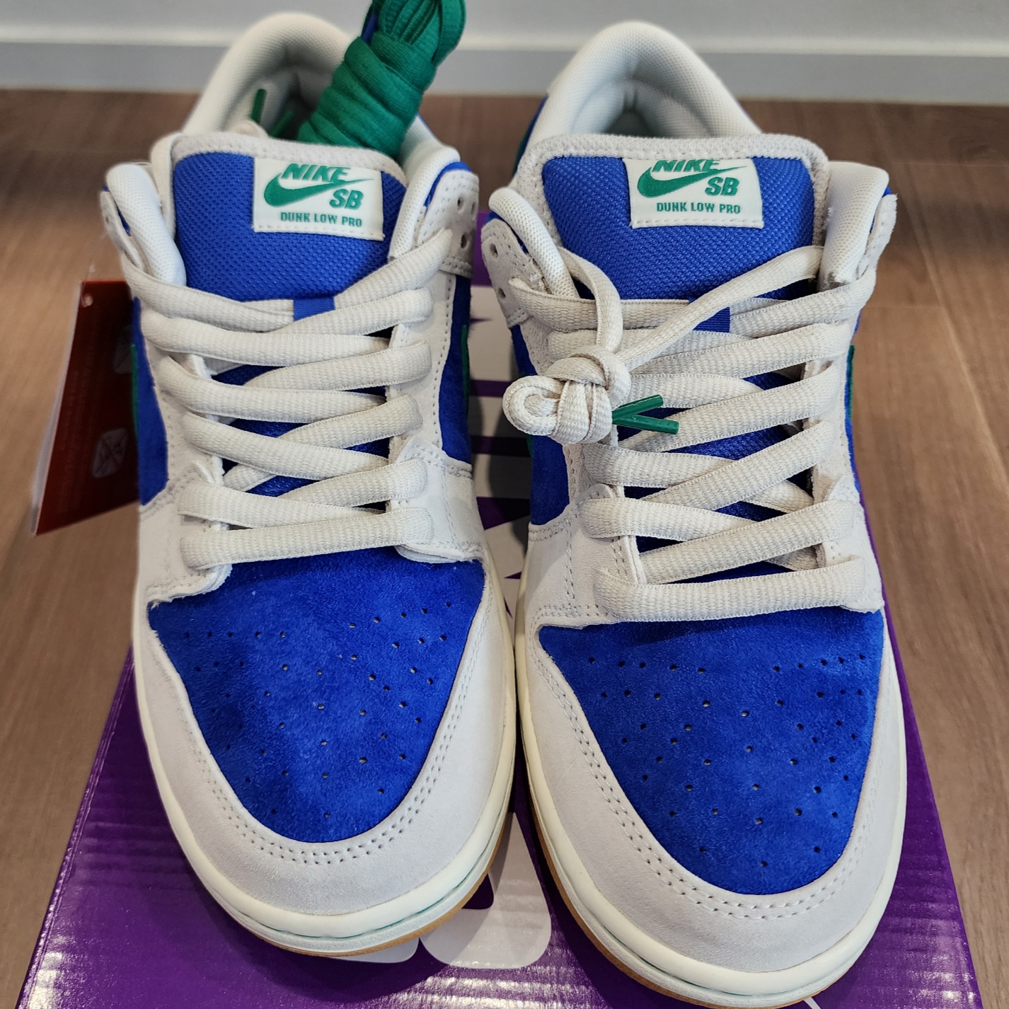 Nike SB Dunk Low Pro Phantom and Hyper Royal 착용 스타일 - 1