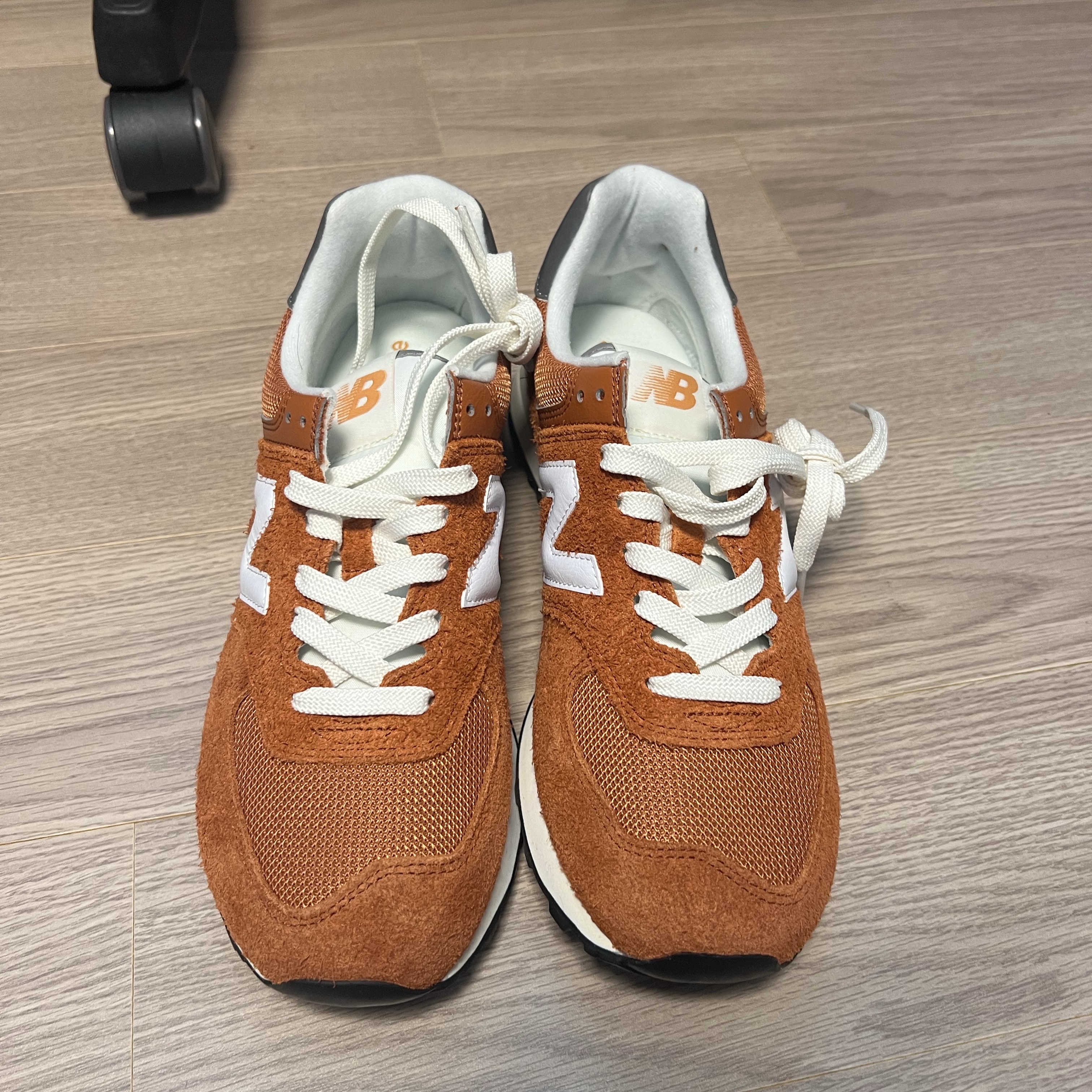 New Balance 574 Heritage Orange Burst White 착용 스타일 - 10